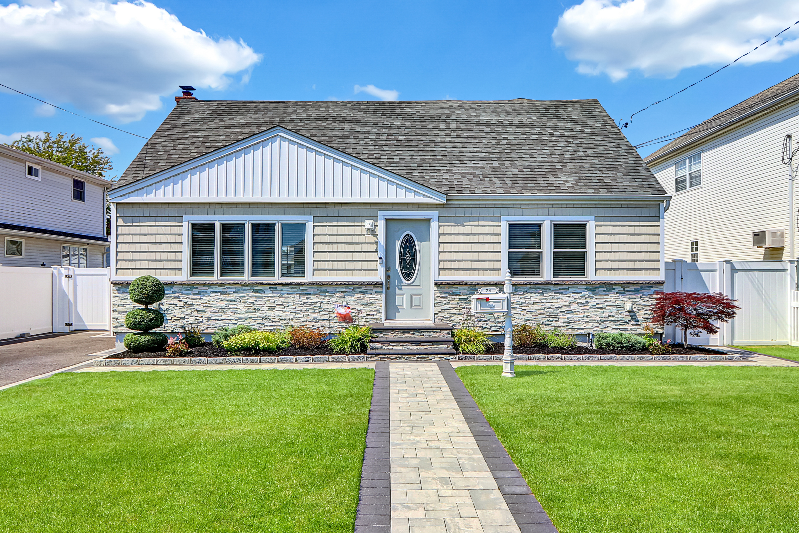 Babylon, New York, 11702, United States, 4 Bedrooms Bedrooms, ,2 BathroomsBathrooms,Residential,For Sale,1921304