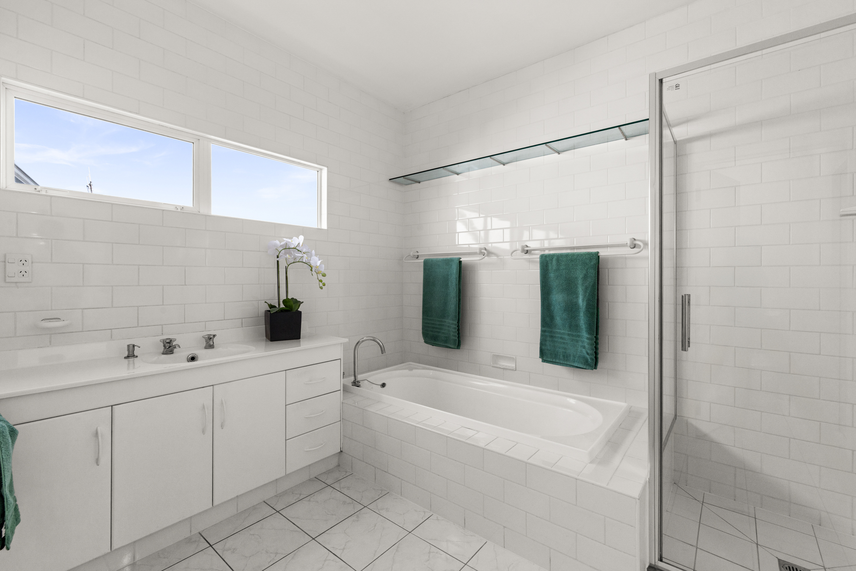  Outstanding Buying on Bluff Hill - 物件實景