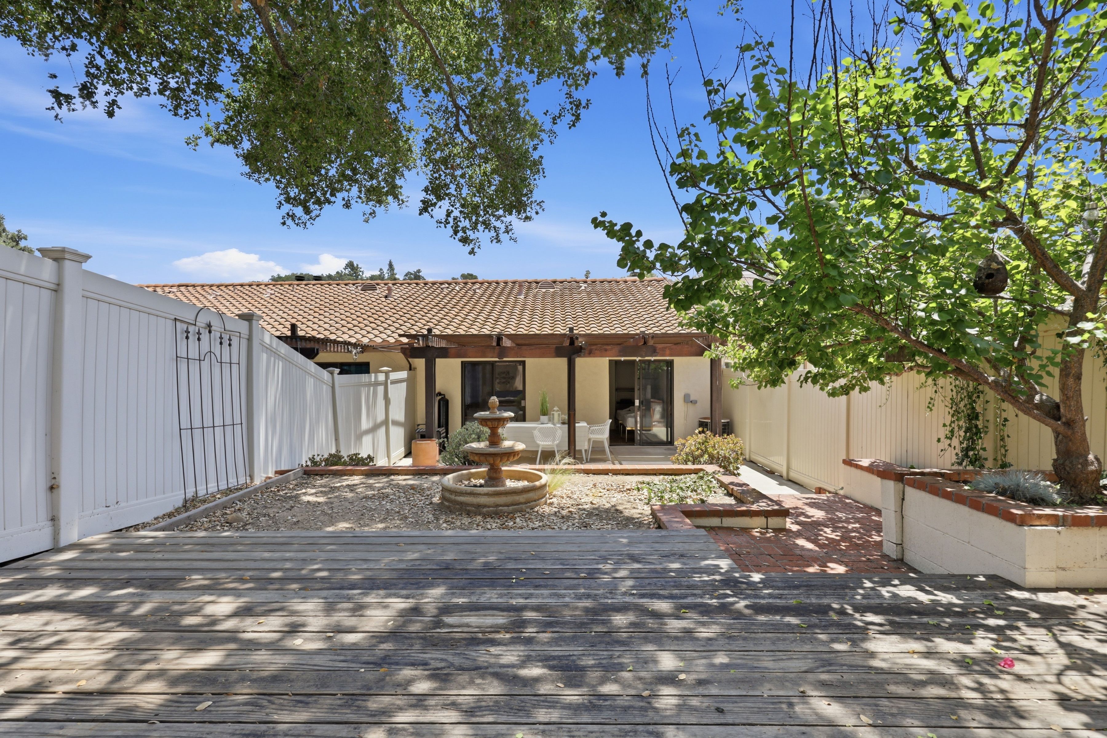  Charming End-Unit in Ojai - 物件實景