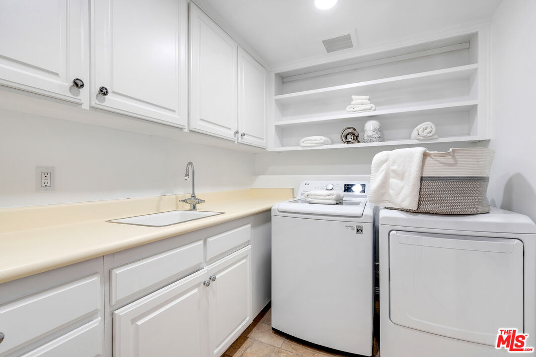 Malibu, California, 90265, United States, 2 Bedrooms Bedrooms, ,3 BathroomsBathrooms,Residential,For Sale,1902662