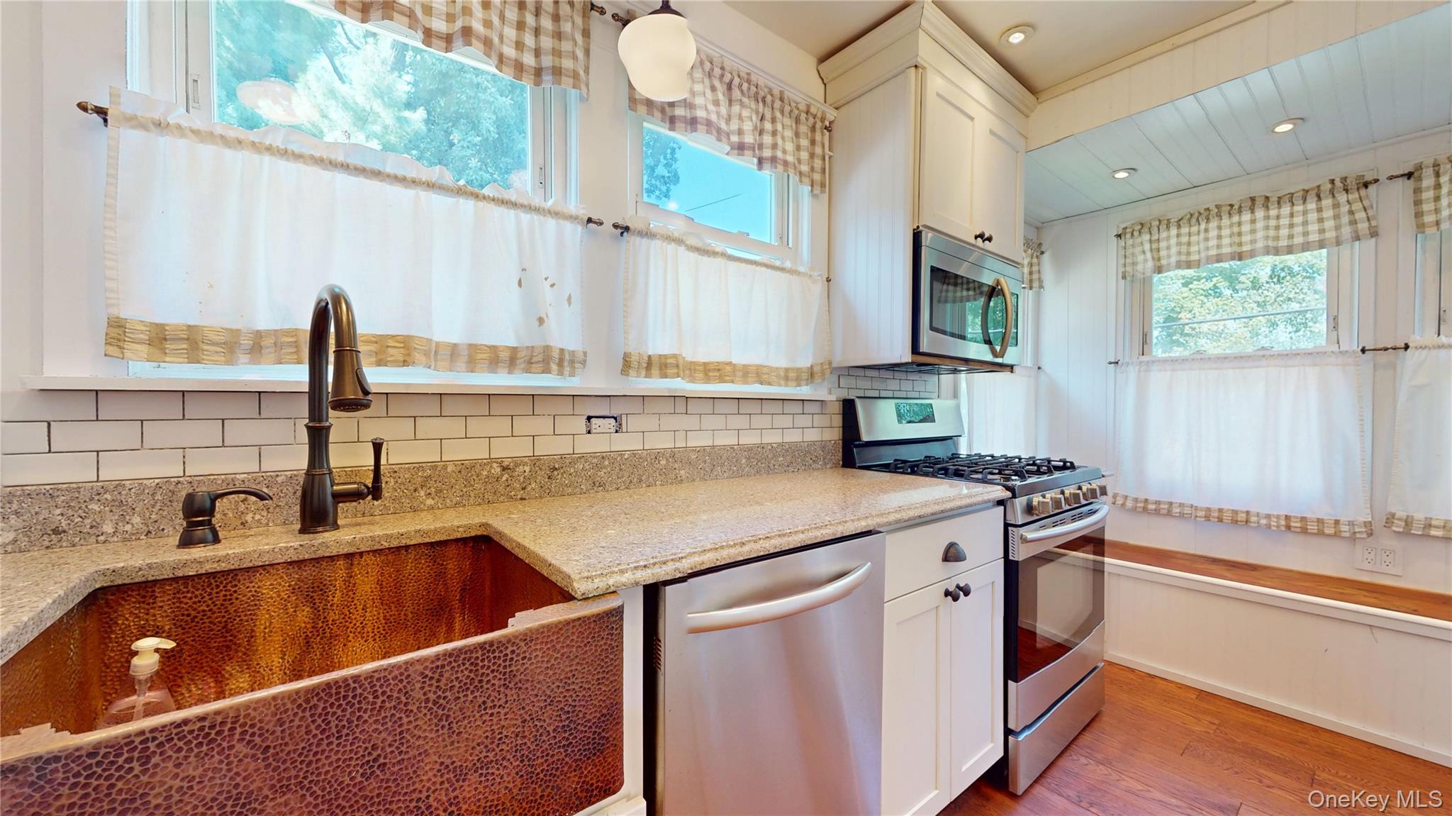 Sea Cliff, New York, 11579, United States, 2 Bedrooms Bedrooms, ,2 BathroomsBathrooms,Residential,For Sale,1920035
