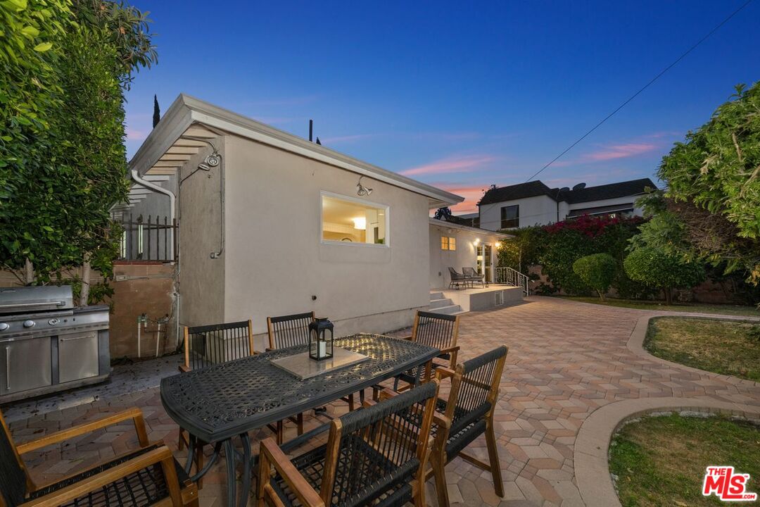 Los Angeles, California, 90048, United States, 4 Bedrooms Bedrooms, ,4 BathroomsBathrooms,Residential,For Sale,1912253