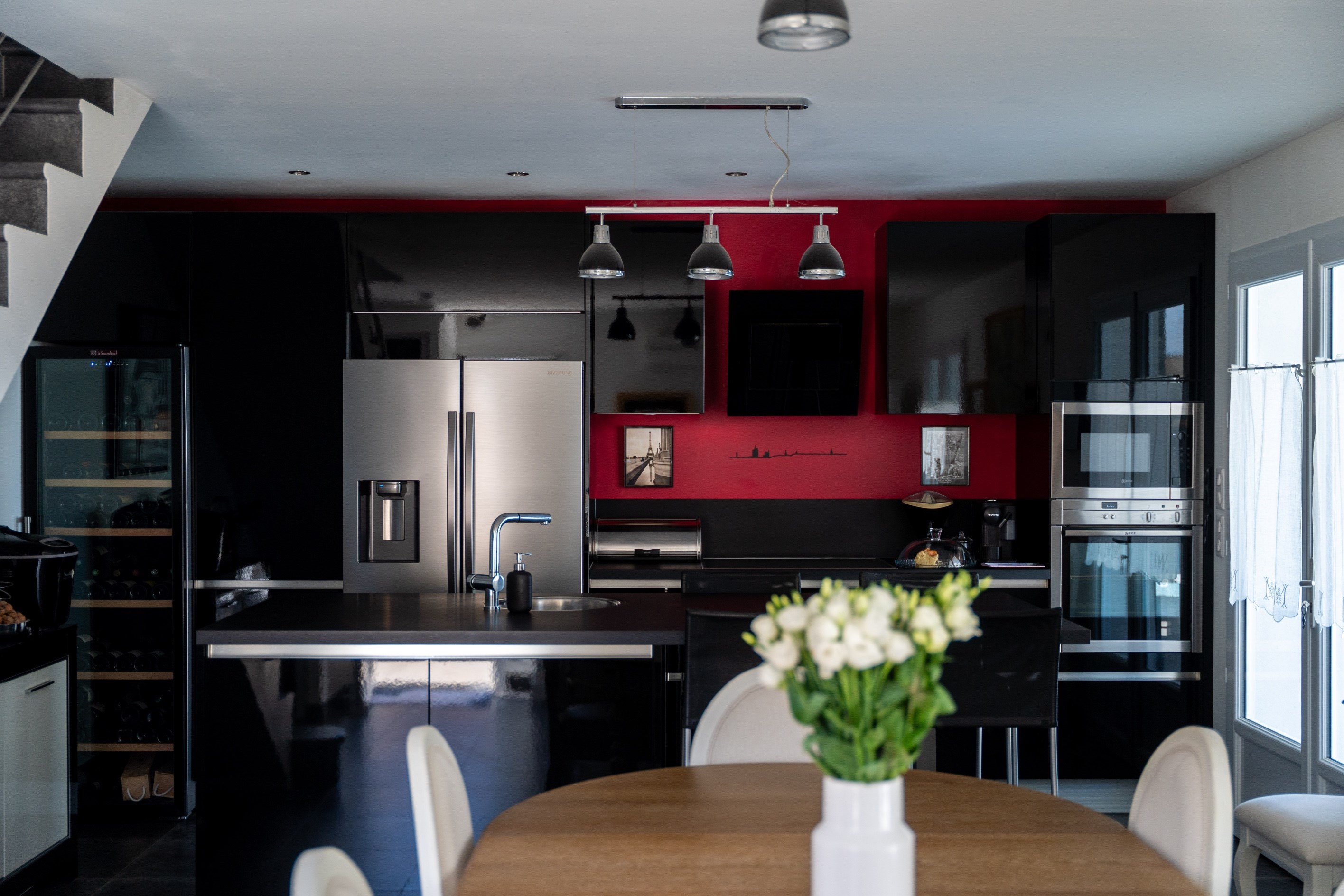  Contemporary home with refined features, set between the ocean and nature. - 物件實景