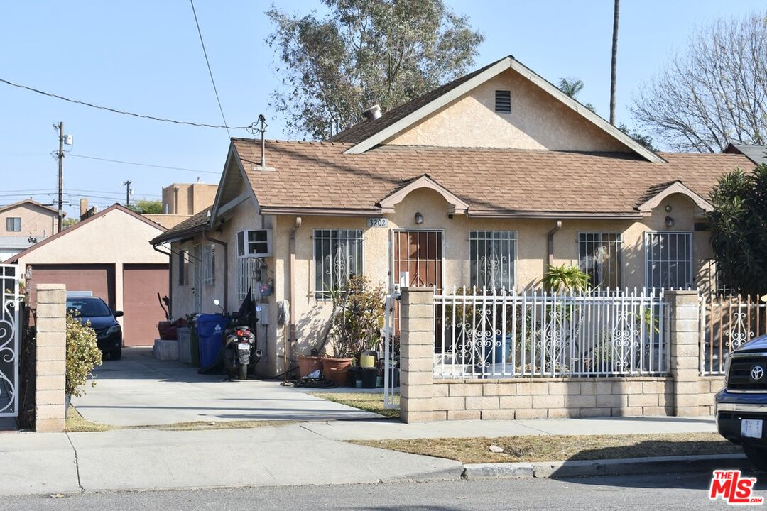 Los Angeles, California, 90032, United States, 2 Bedrooms Bedrooms, ,Residential,For Sale,1744408