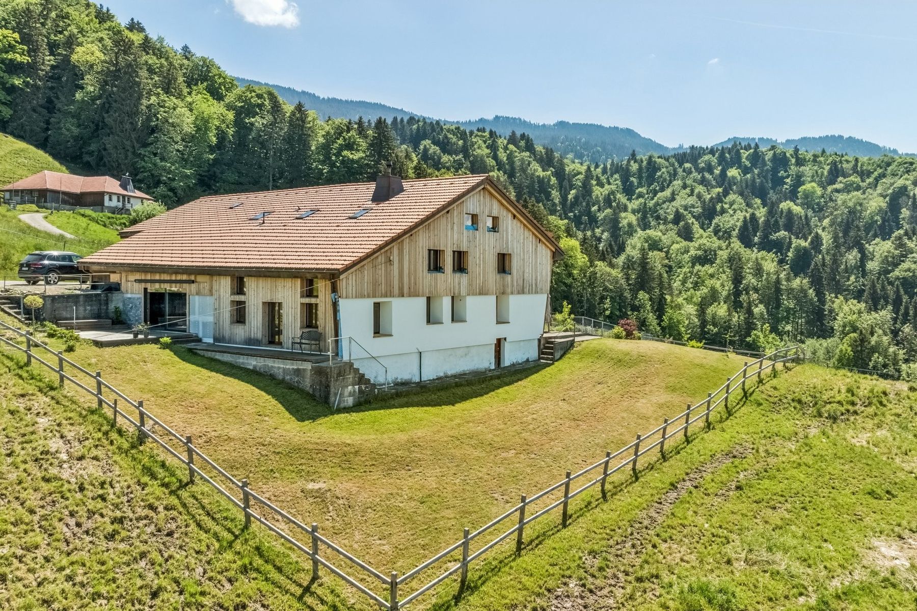  Elegant character house with breathtaking lake and mountain views - 物件實景