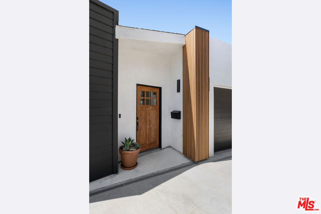 Los Angeles, California, 90065, United States, 3 Bedrooms Bedrooms, ,3 BathroomsBathrooms,Residential,For Sale,1925113