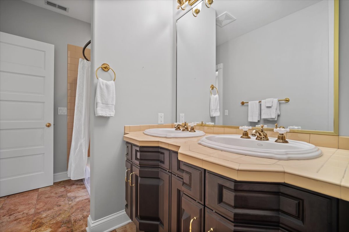 Bloomington, Illinois, 61704, United States, 4 Bedrooms Bedrooms, ,7 BathroomsBathrooms,Residential,For Sale,1941288