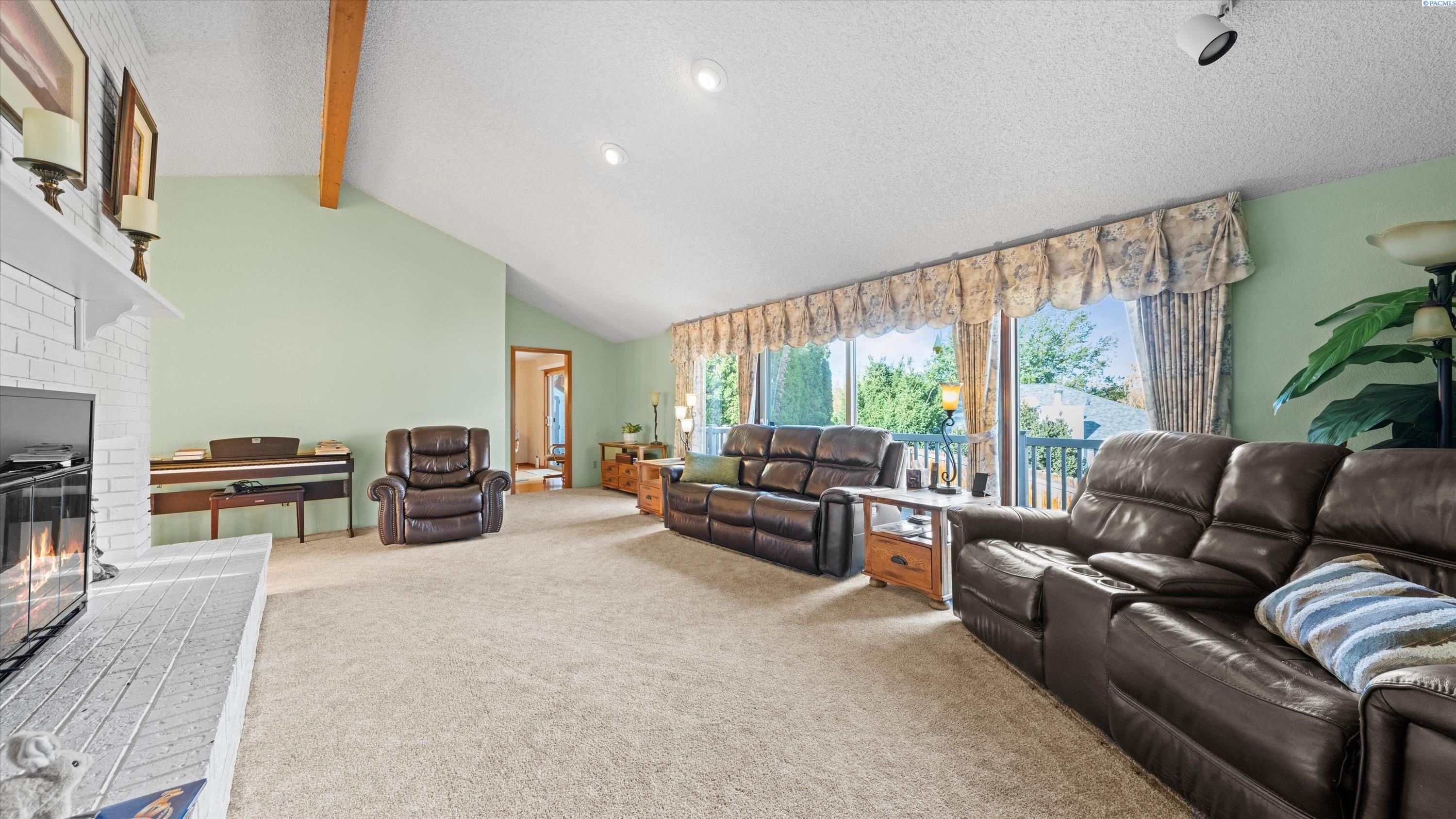 Richland, Washington, 99352, United States, 5 Bedrooms Bedrooms, ,1 BathroomBathrooms,Residential,For Sale,1991452