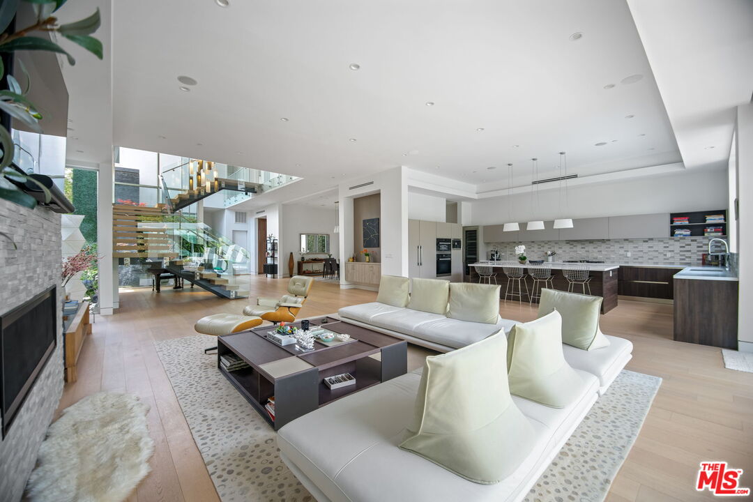 Los Angeles, California, 90046, United States, 5 Bedrooms Bedrooms, ,2 BathroomsBathrooms,Residential,For Sale,1829471
