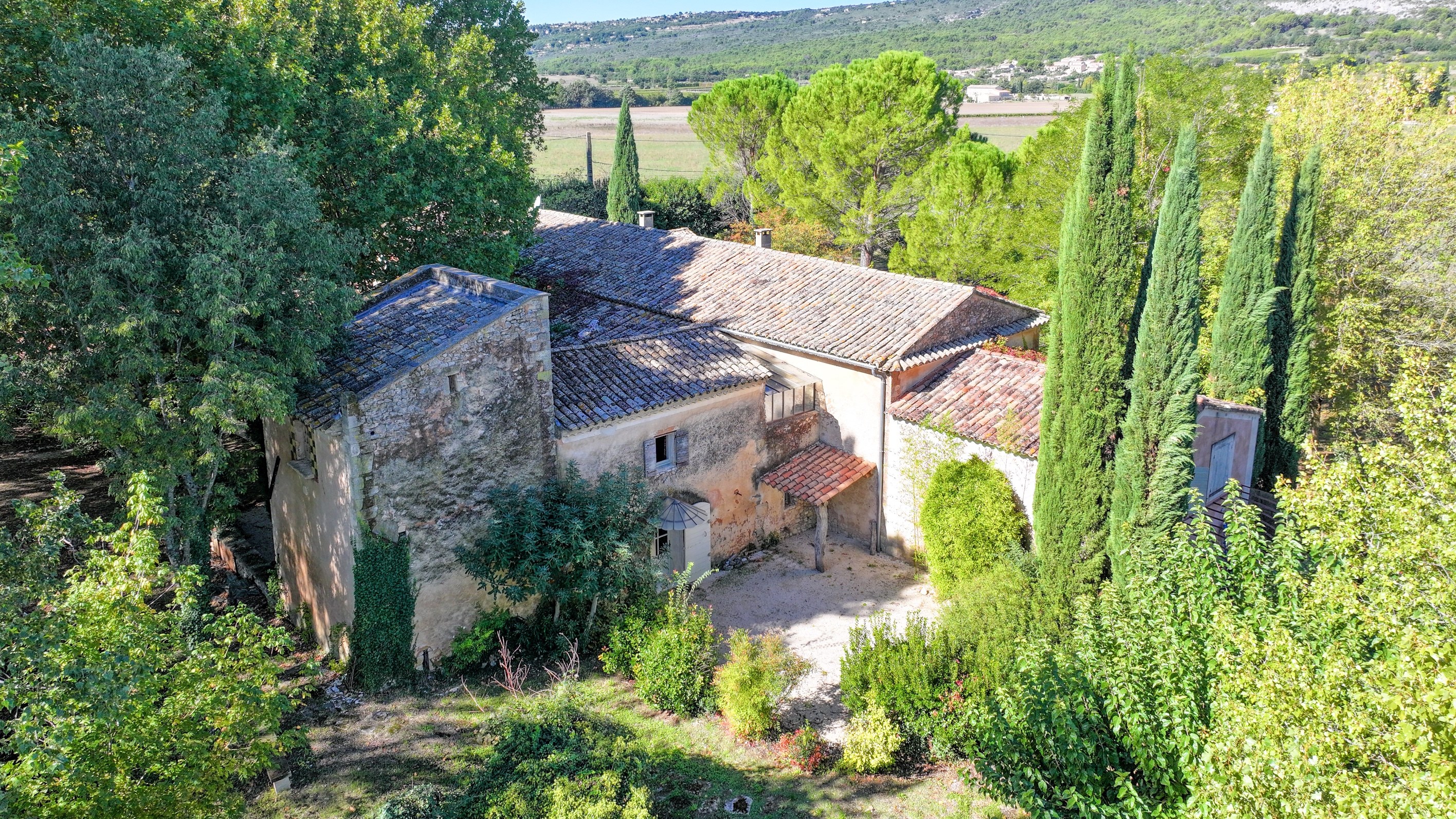  18th-century farmhouse, swimming pool, and 2 hectares of land - 物件實景