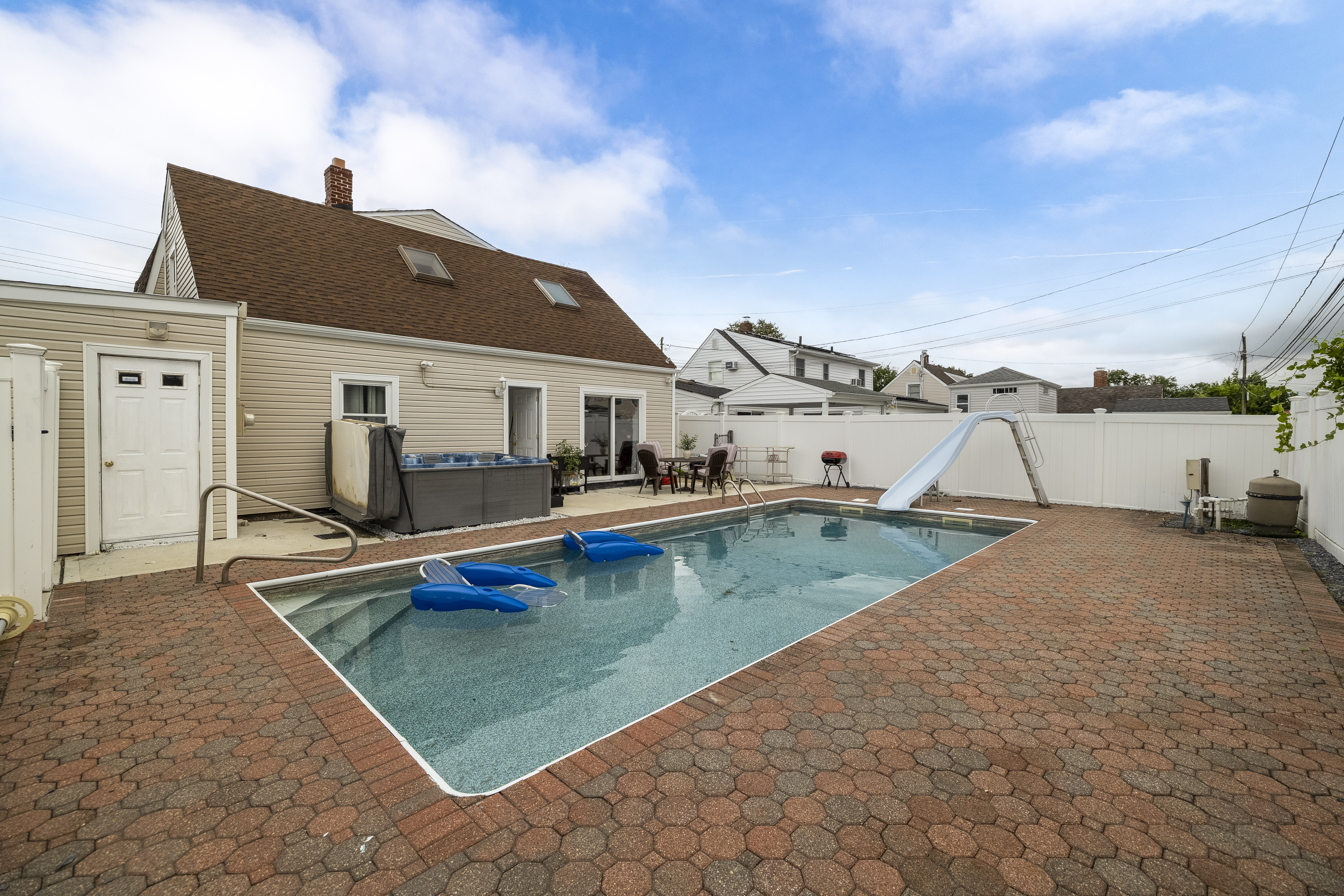  18 Old Farm Road, Levittown, NY, 11756 - 物件實景