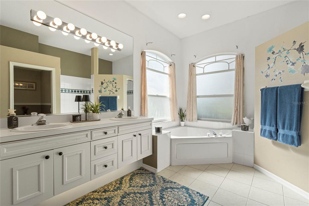 Bradenton, Florida, 34212, United States, 3 Bedrooms Bedrooms, ,3 BathroomsBathrooms,Residential,For Sale,1991817