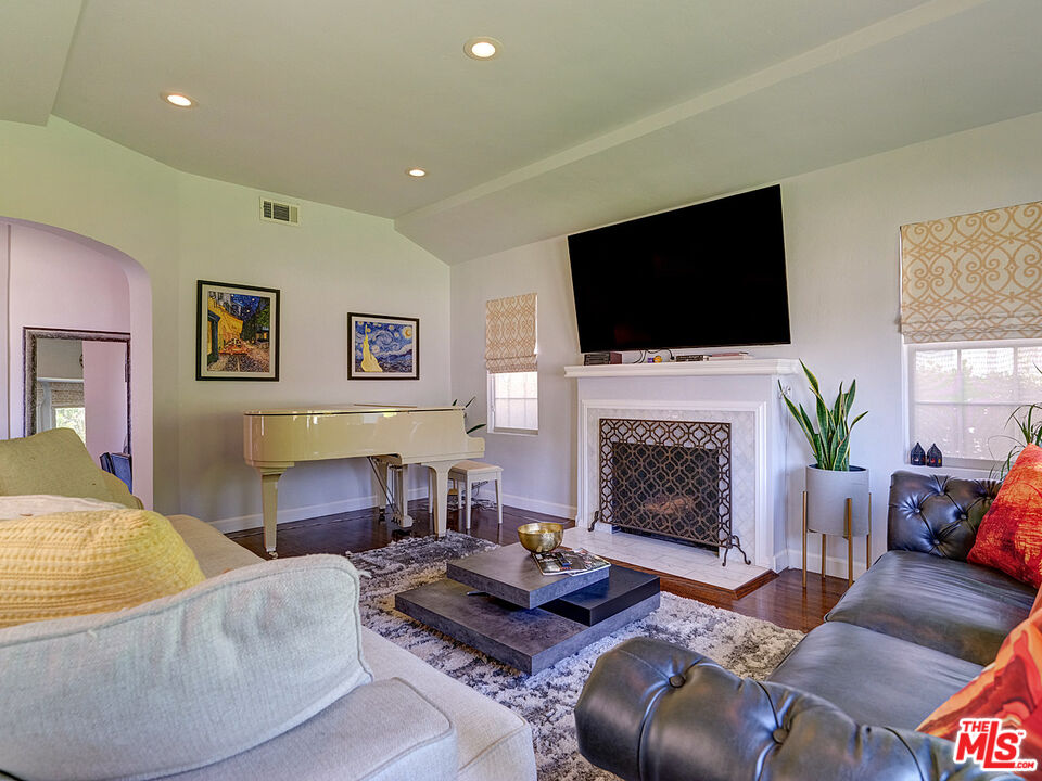 Los Angeles, California, 90019, United States, 4 Bedrooms Bedrooms, ,3 BathroomsBathrooms,Residential,For Sale,1924996