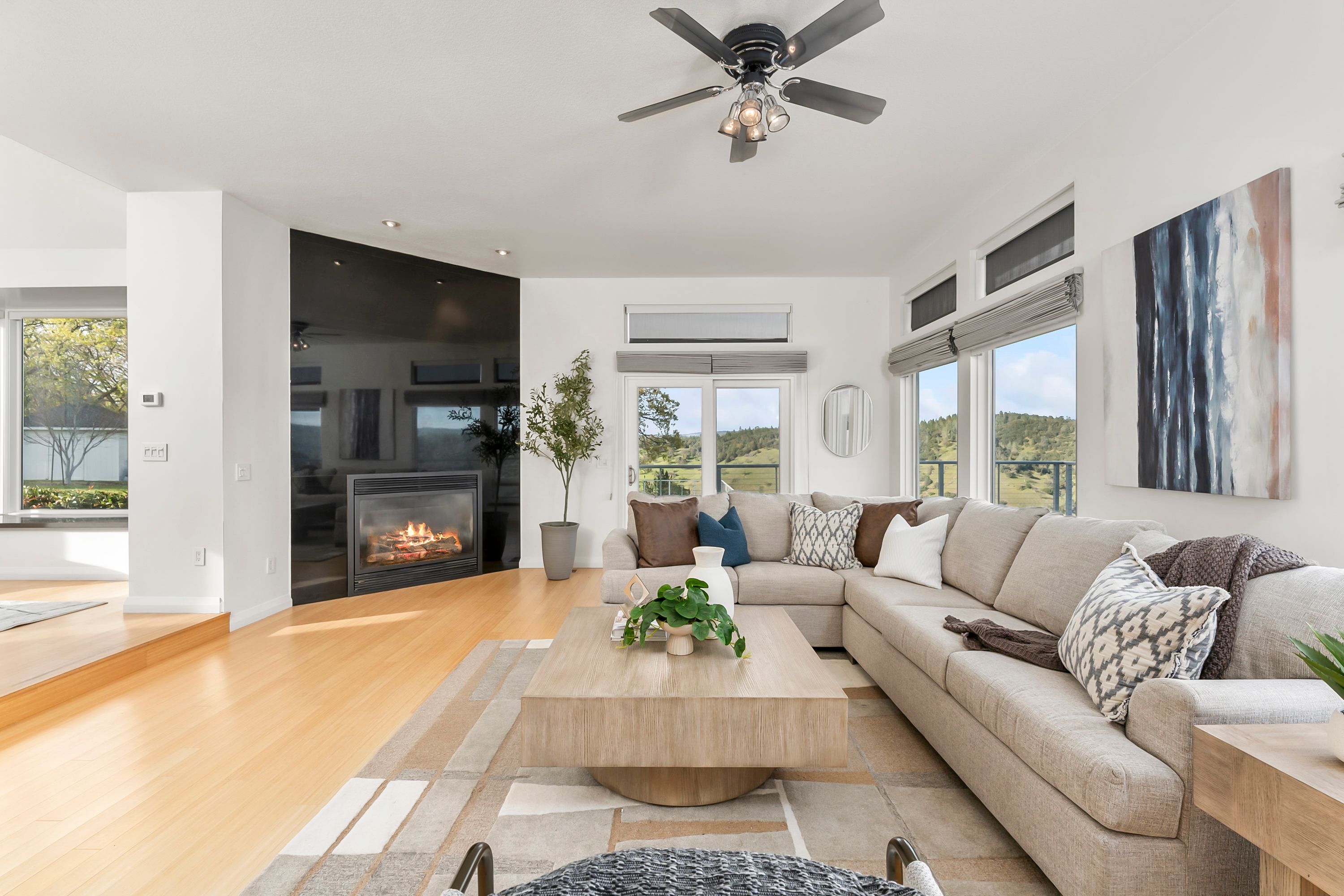  River Views • Pool • A Striking Estate That Makes a Statement - 物件實景