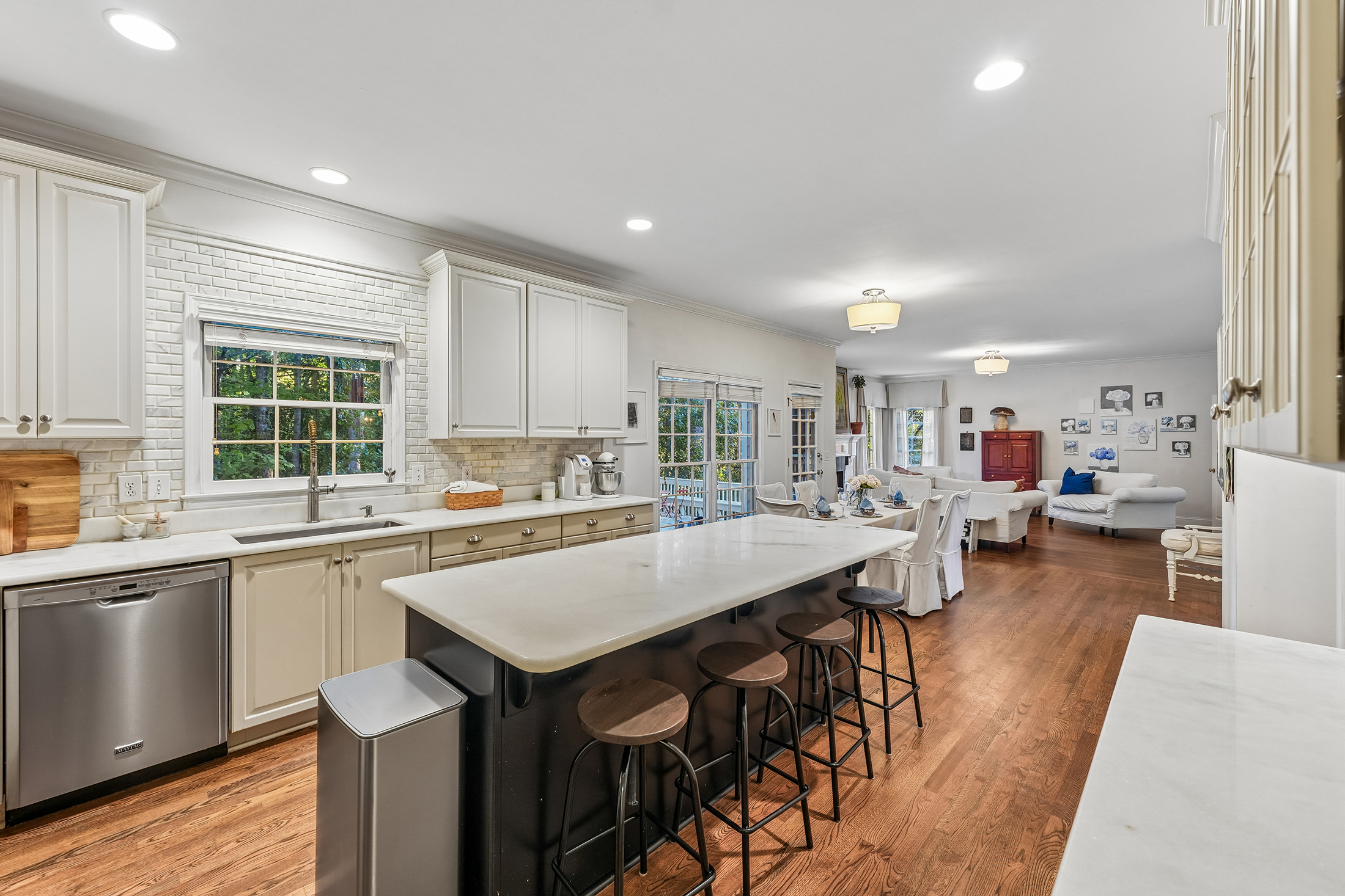  Beautiful, Renovated Daylight Basement Home on Exceptional Lot - 物件實景