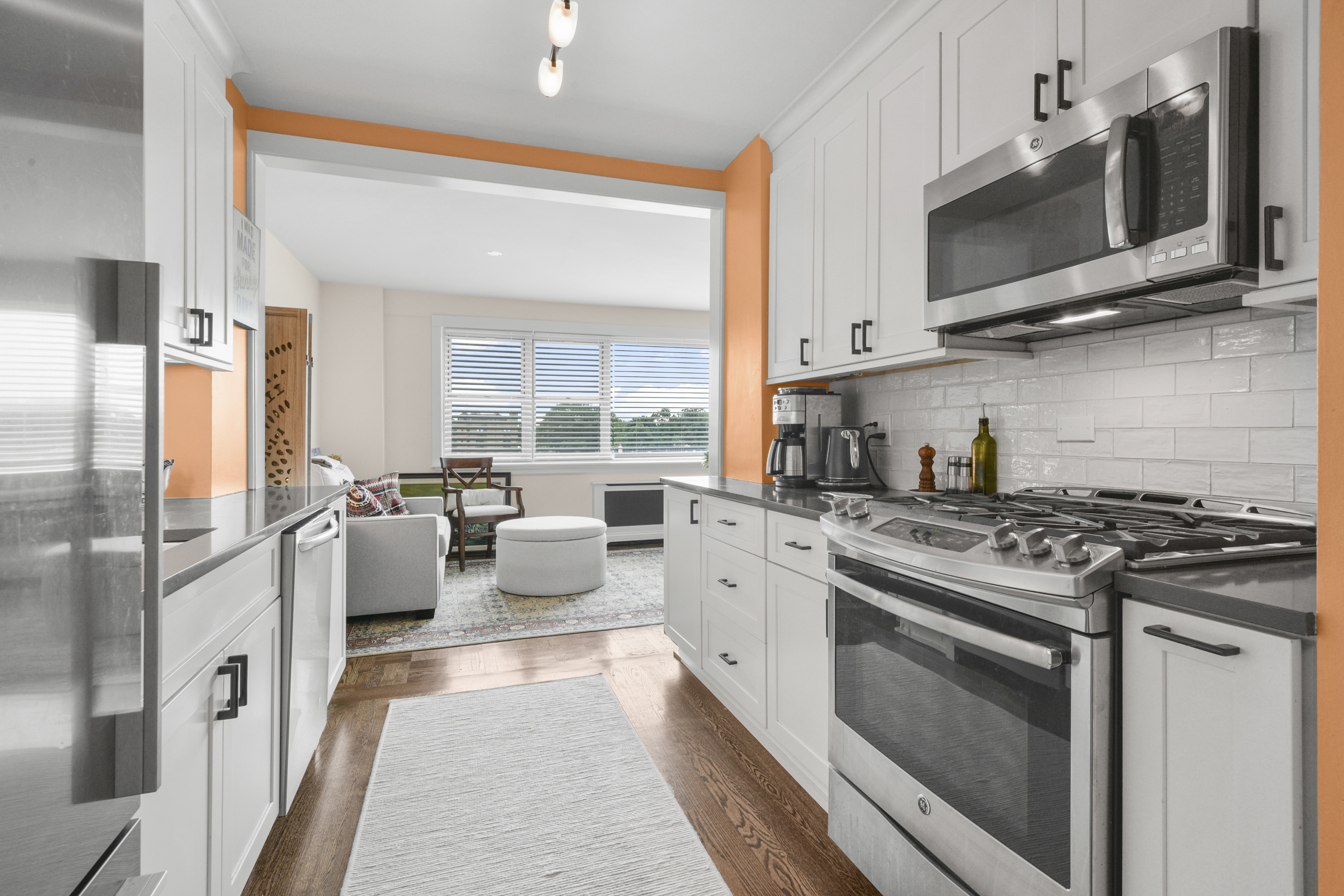  Oversized Larchmont Terrace Condo - 物件實景