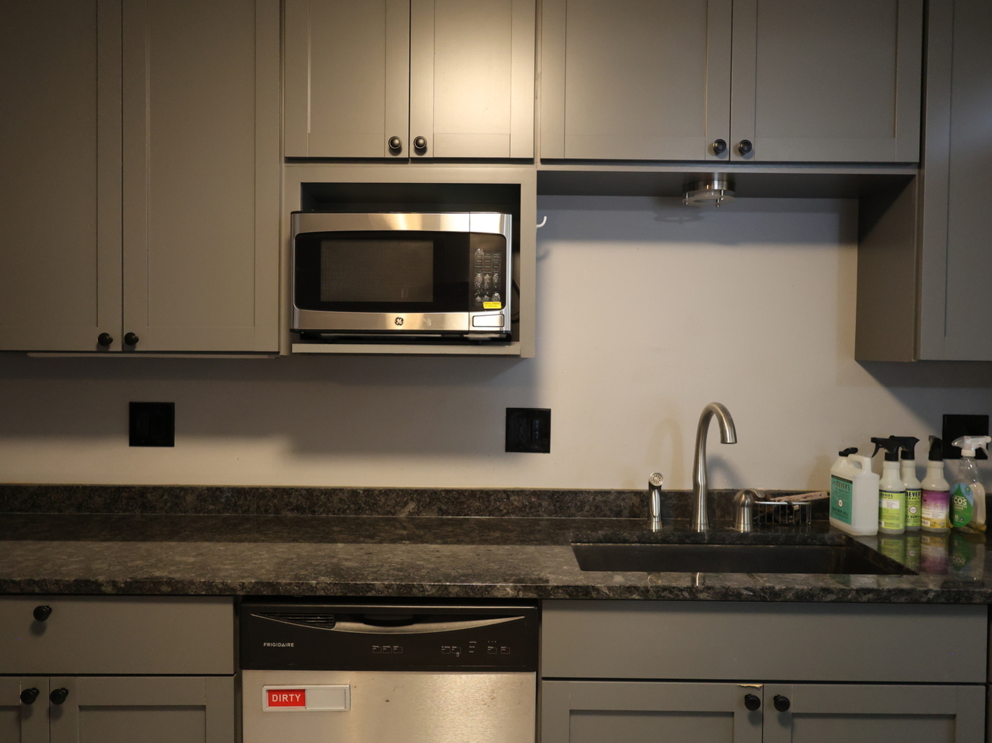 Evanston, Illinois, 60203, United States, 2 Bedrooms Bedrooms, ,2 BathroomsBathrooms,Residential,For Sale,1990766