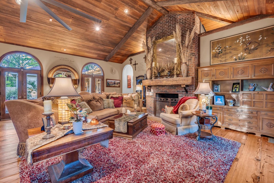 Columbus, Mississippi, 39705, United States, 4 Bedrooms Bedrooms, ,4 BathroomsBathrooms,Residential,For Sale,1976327