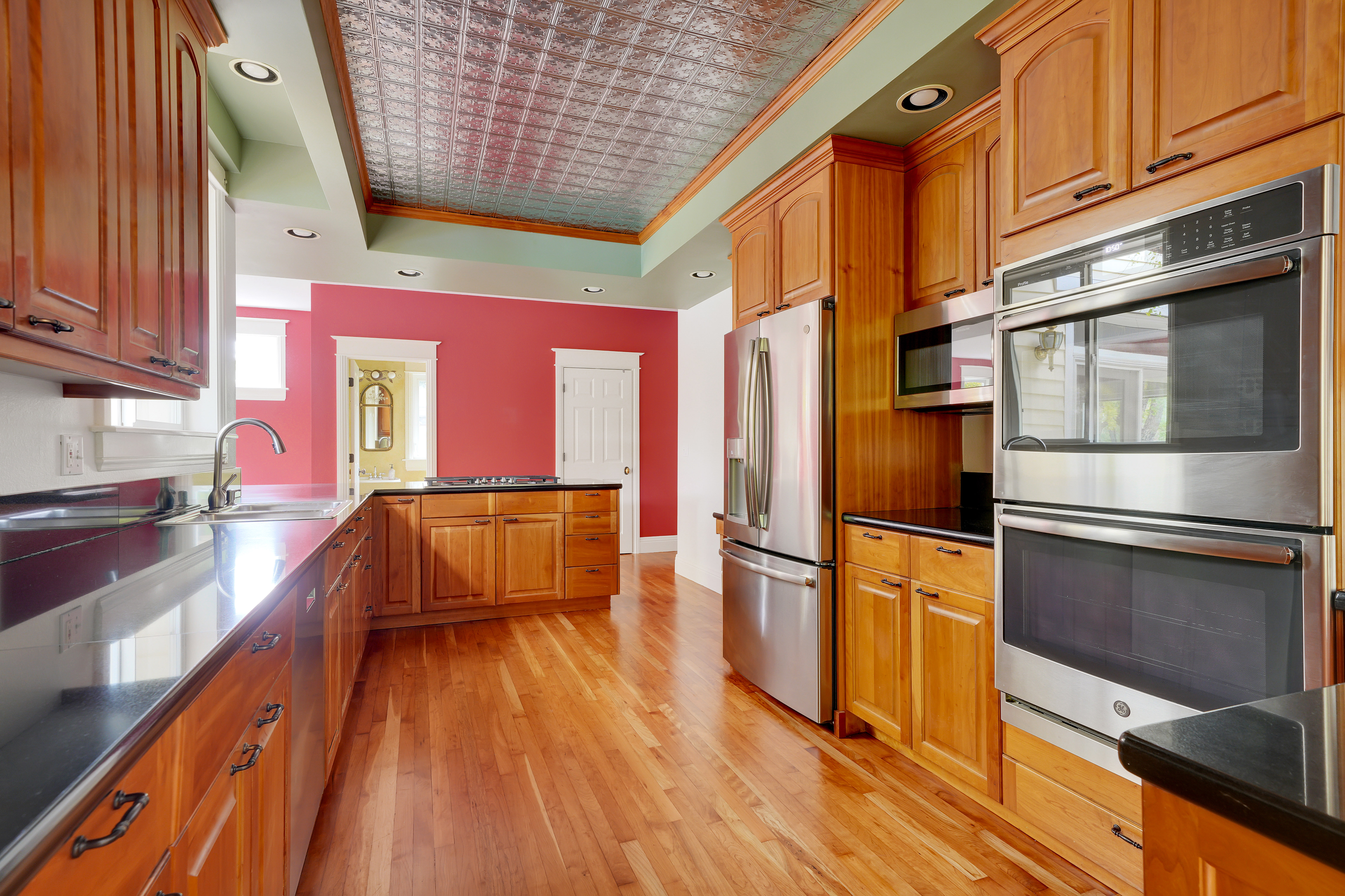  Custom Home with Vaulted Ceilings, Sauna and Wine Storage - 物件實景