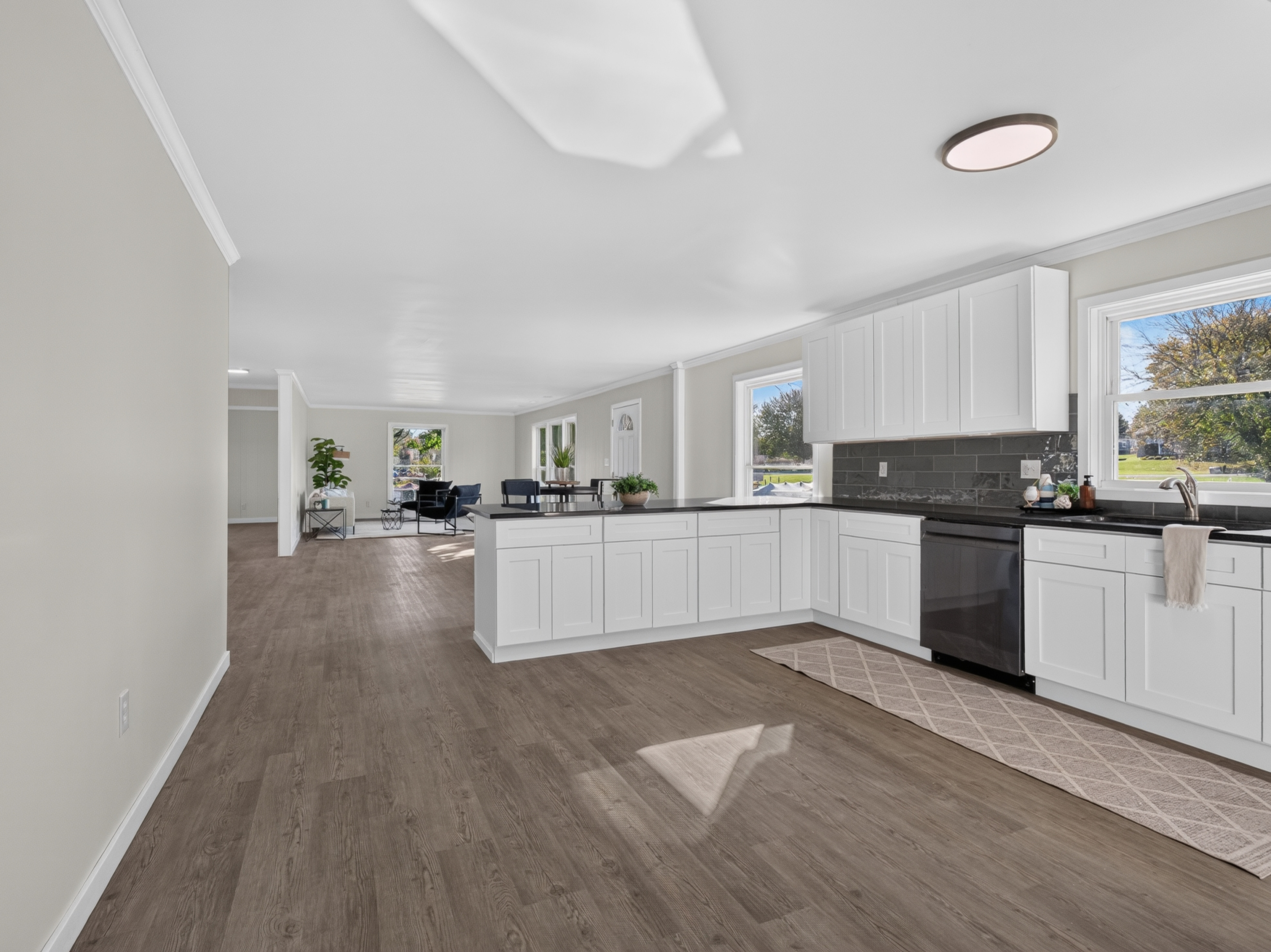  Beautifully Remodeled 4 Bedroom Home Featuring Lakefront Living - 物件實景