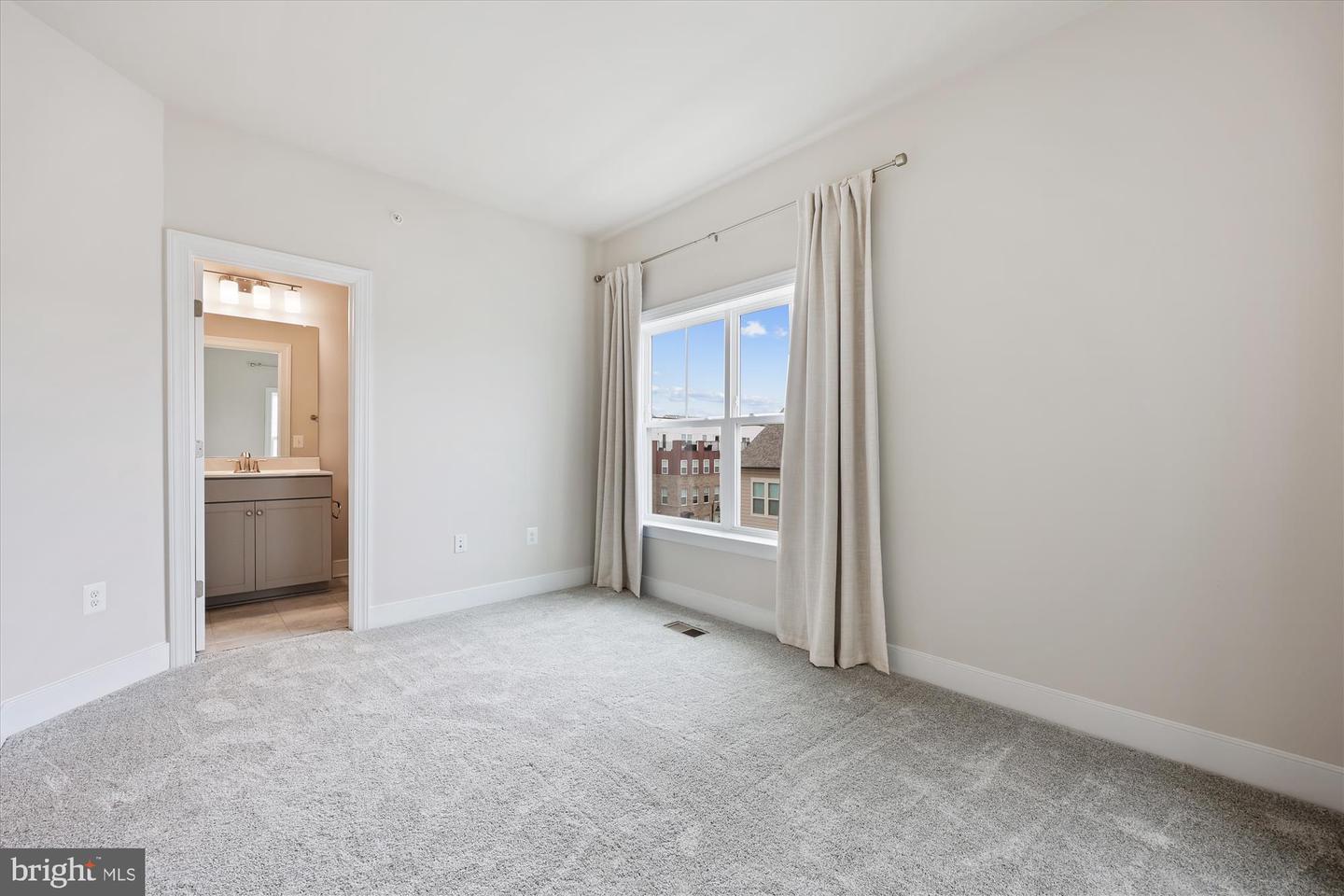 Gaithersburg, Maryland, 20878, United States, 4 Bedrooms Bedrooms, ,5 BathroomsBathrooms,Residential,For Sale,1949694