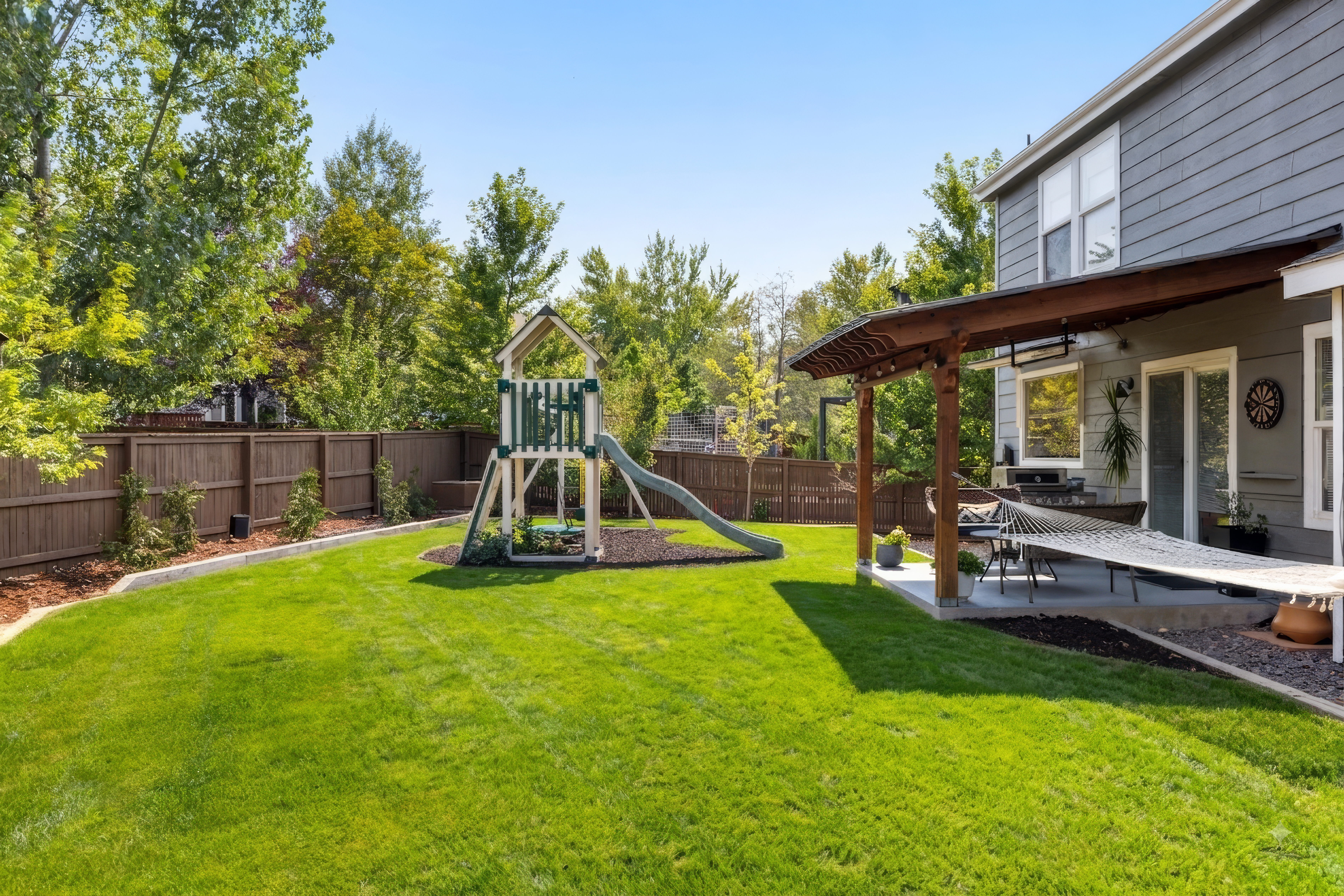  Thoughtfully maintained + beautifully updated, this Highlands Ranch home - 物件實景