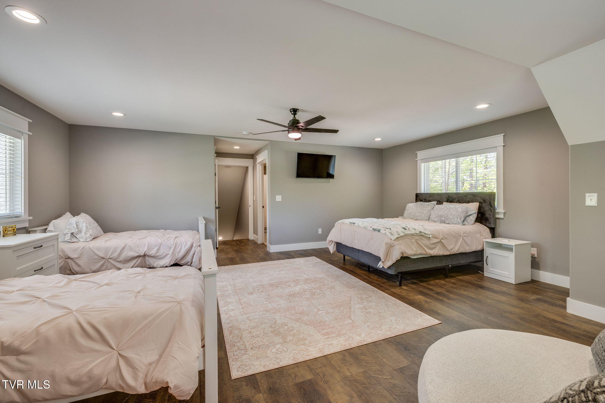 Dandridge, Tennessee, 37725, United States, 3 Bedrooms Bedrooms, ,4 BathroomsBathrooms,Residential,For Sale,2040308