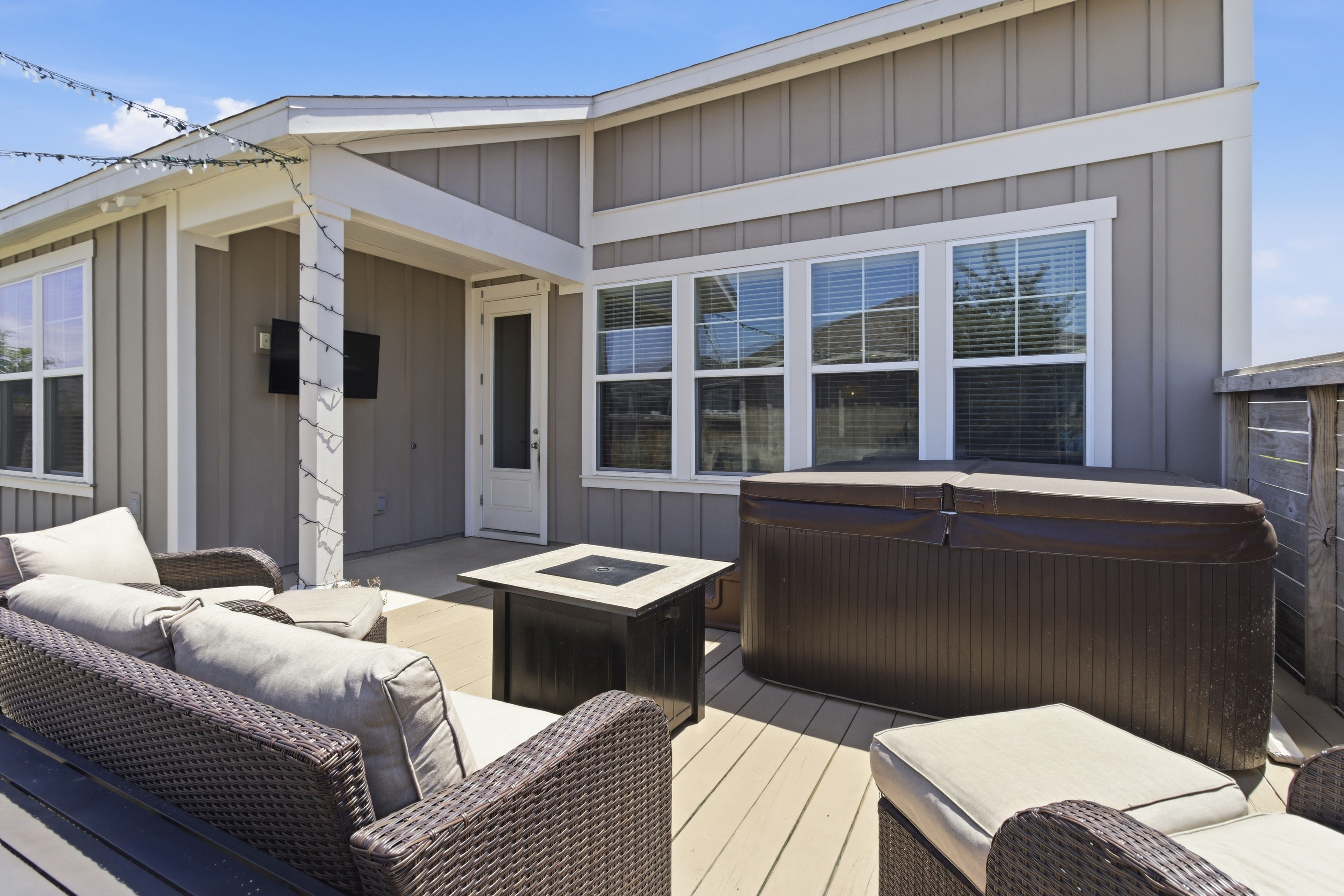  Spacious Corner-Lot Retreat With Flexible Living - 物件實景