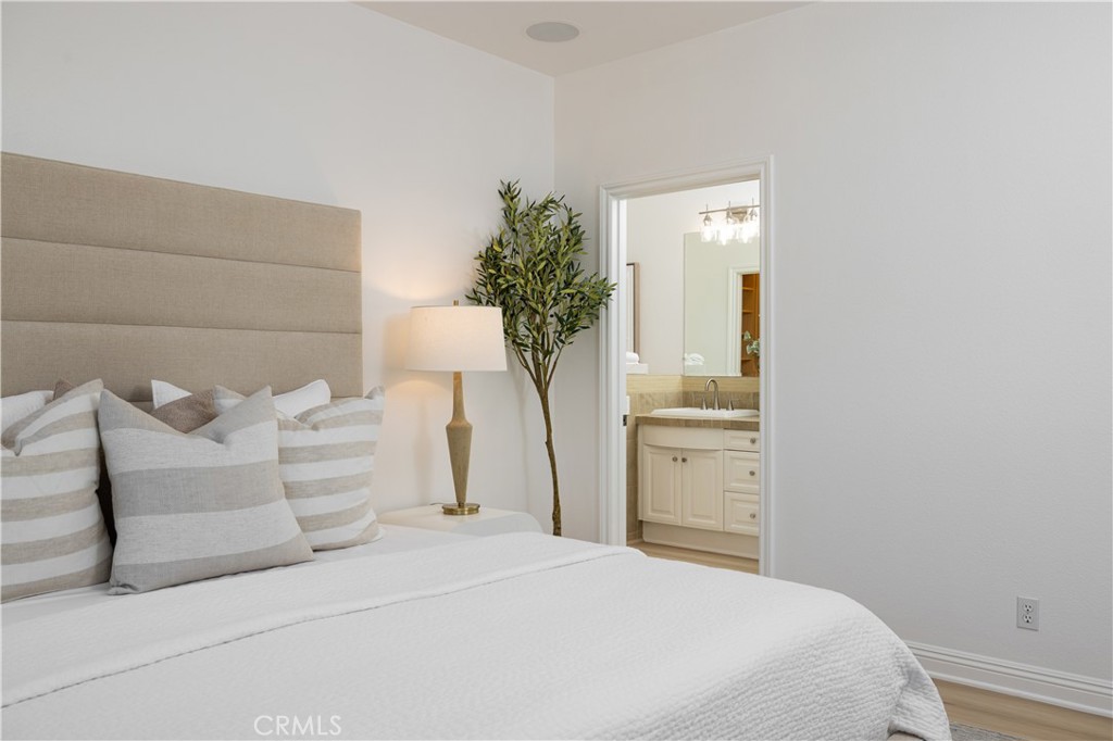 Corona del Mar, California, 92625, United States, 2 Bedrooms Bedrooms, ,2 BathroomsBathrooms,Residential,For Sale,1988207