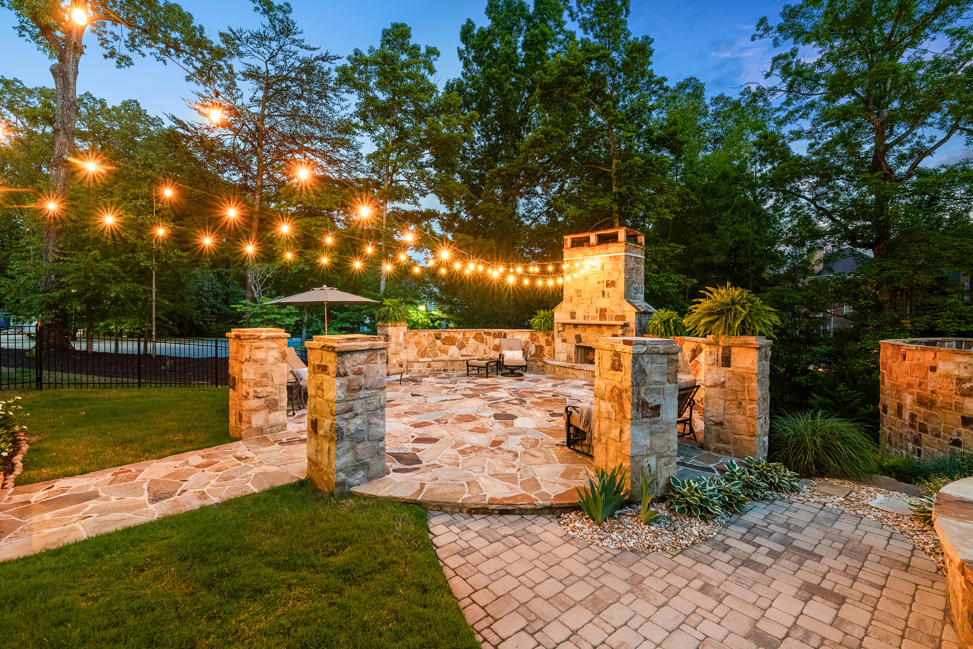  Experience Refined Estate Living in this Exceptional All-Brick and Stone Ranch - 物件實景