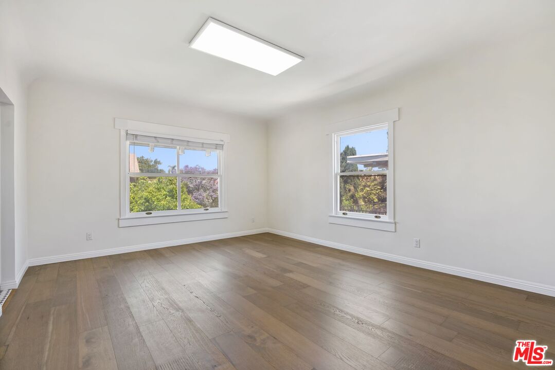 Los Angeles, California, 90006, United States, 7 Bedrooms Bedrooms, ,6 BathroomsBathrooms,Residential,For Sale,1848318