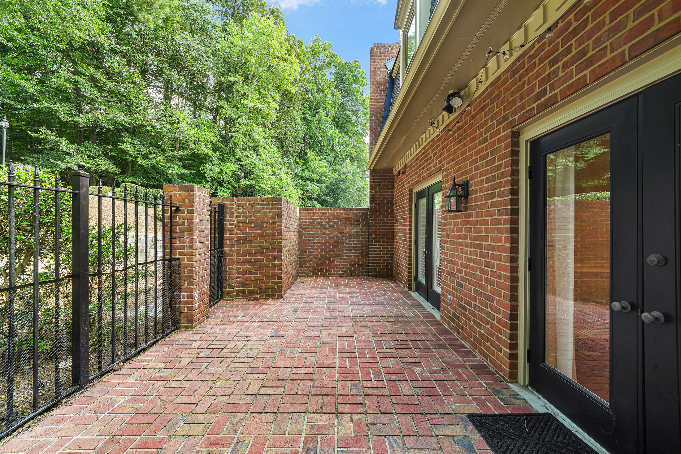  Beautiful Brick Townhome Offers Peaceful Park-like Living in Buckhead - 物件實景