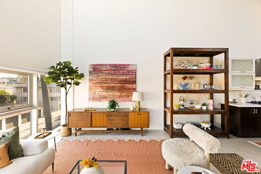 Los Angeles, California, 90038, United States, 2 Bedrooms Bedrooms, ,2 BathroomsBathrooms,Residential,For Sale,1917105