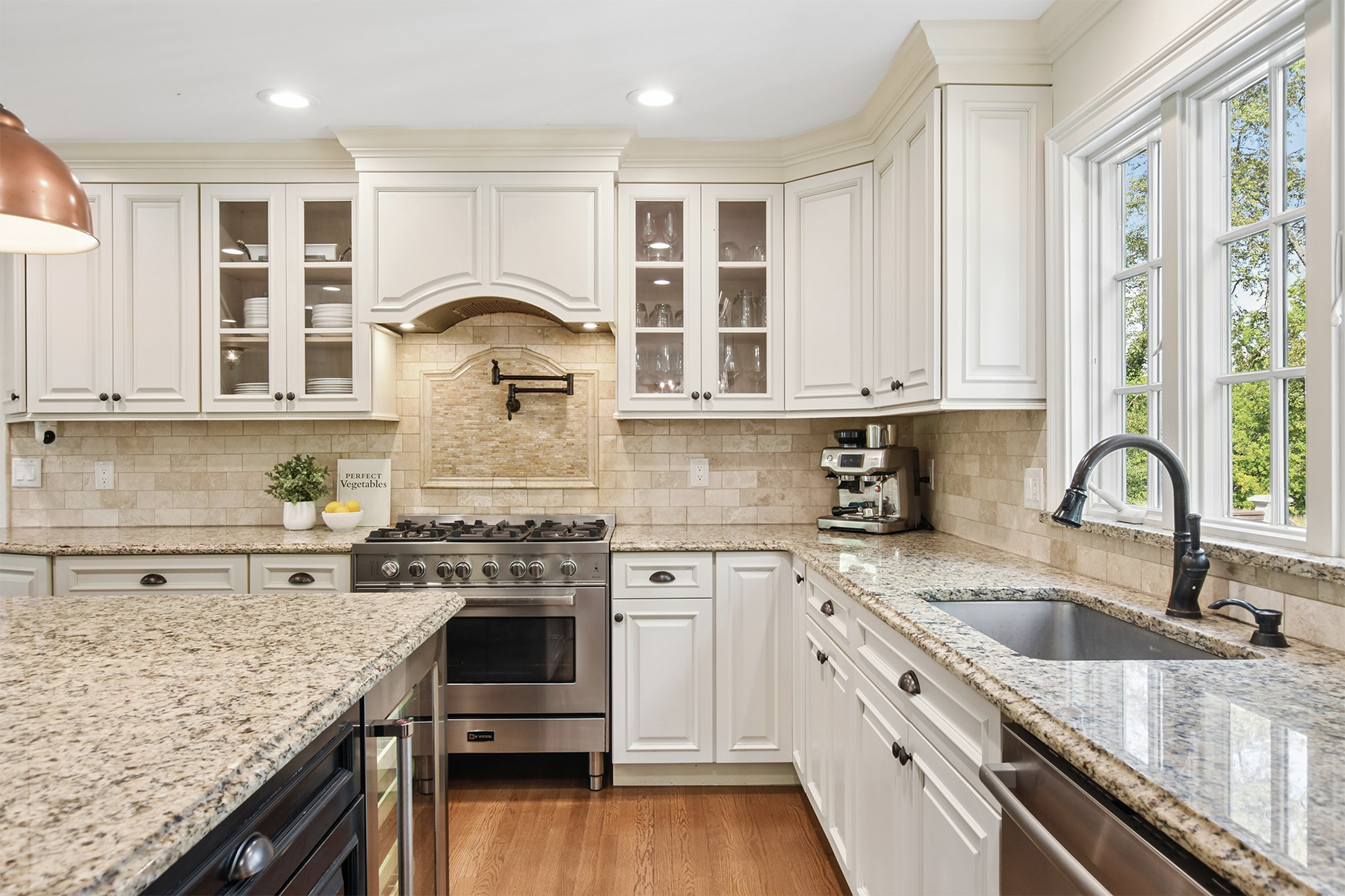  Immaculate Custom Colonial Located on a Traditional Country Setting - 物件實景
