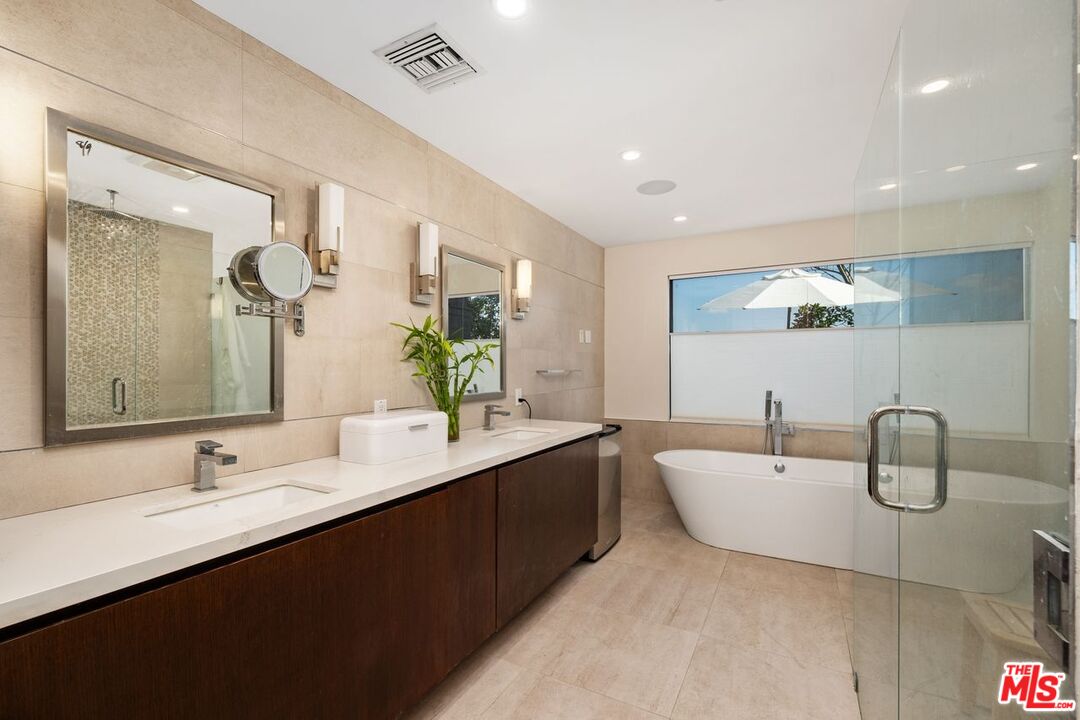Los Angeles, California, 90046, United States, 5 Bedrooms Bedrooms, ,6 BathroomsBathrooms,Residential,For Sale,1897072