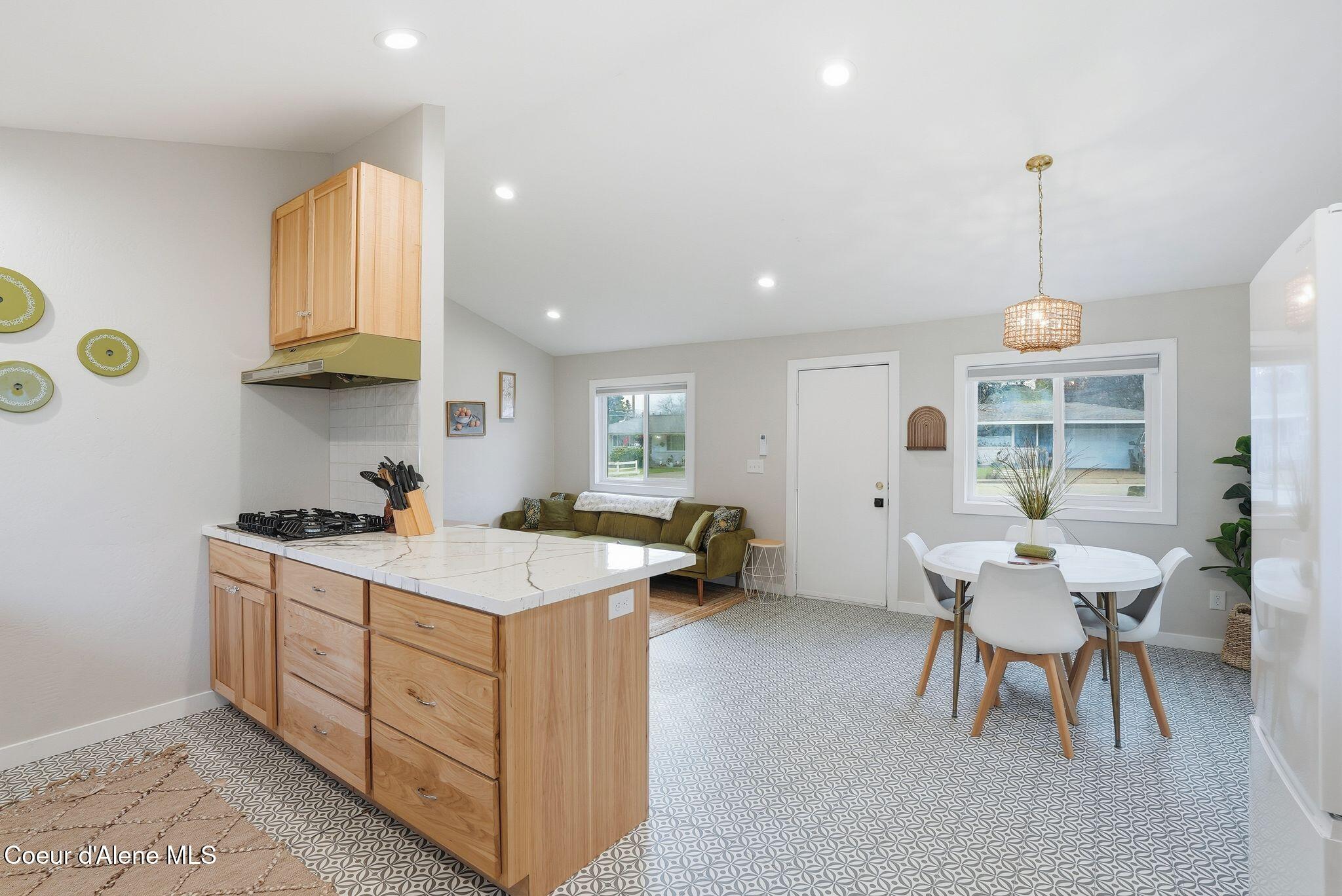 Coeur d'Alene, Idaho, 83814, United States, ,Residential,For Sale,2006105