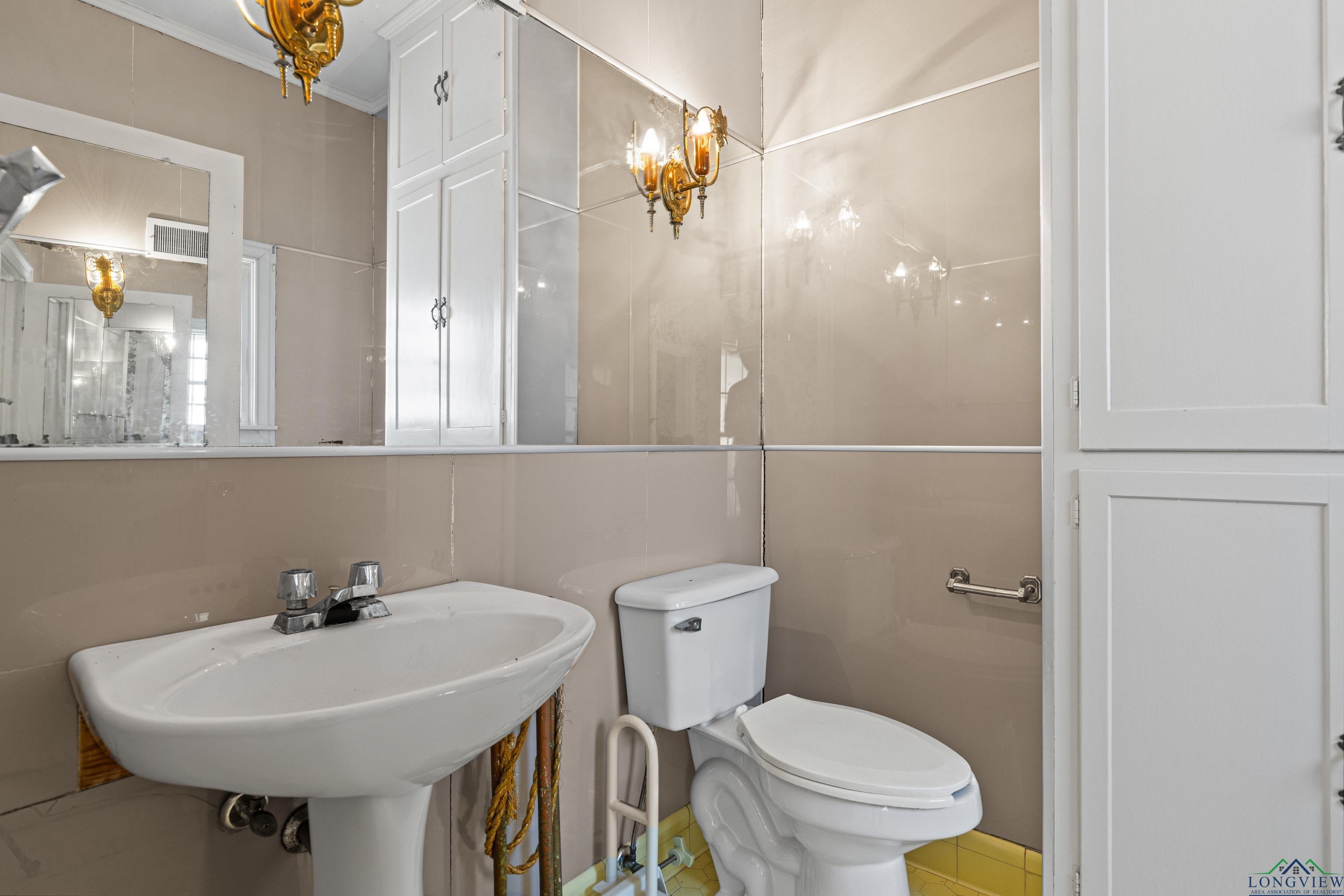 Jefferson, Texas, 75657, United States, 5 Bedrooms Bedrooms, ,5 BathroomsBathrooms,Residential,For Sale,1978271