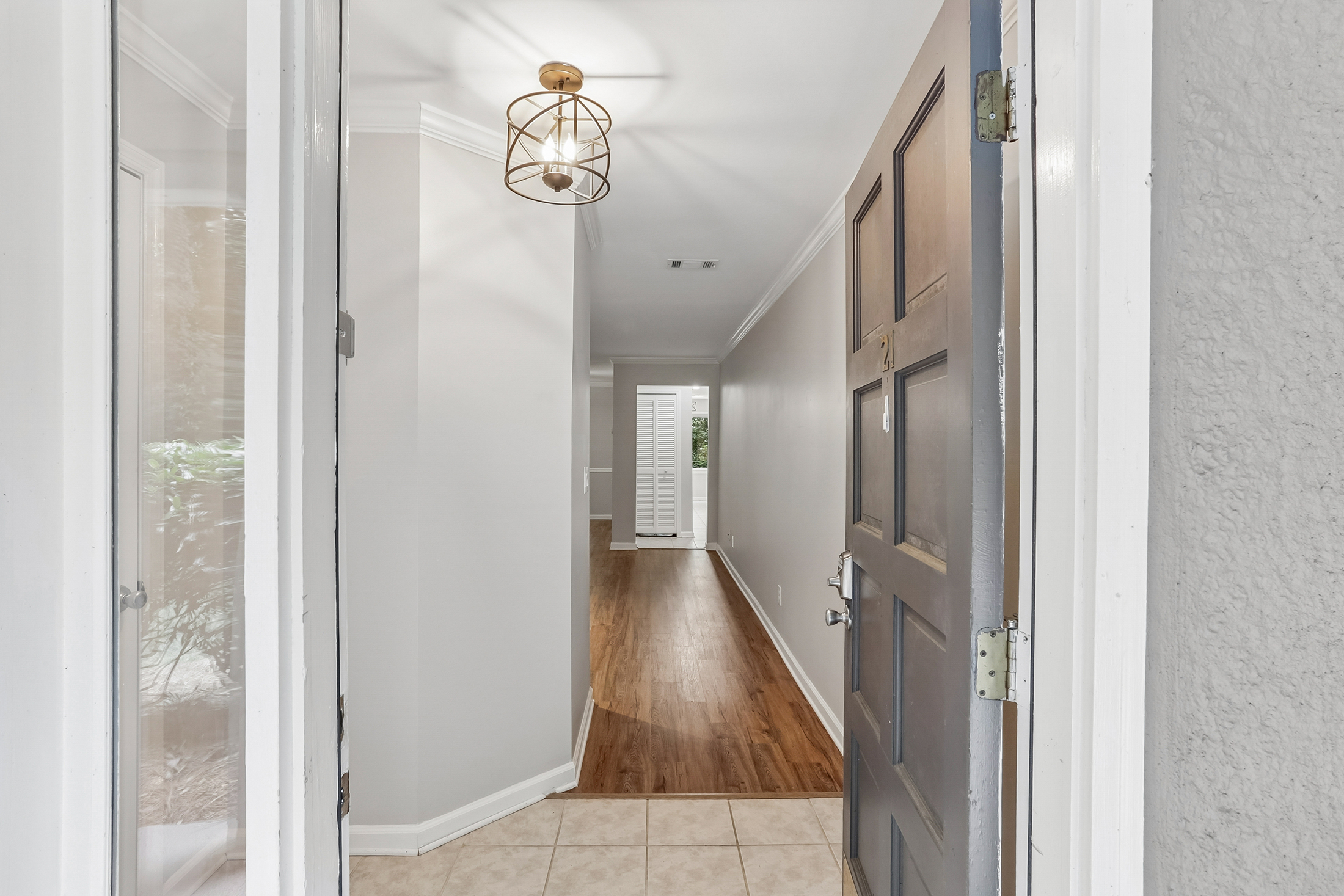  Completely Renovated Move-In Ready End Unit - 物件實景