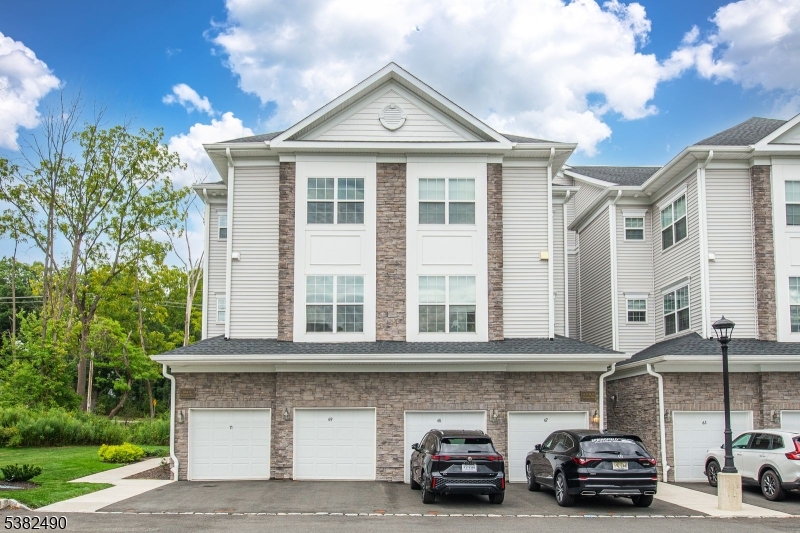Morris Plains Boro, New Jersey, 07950, United States, 2 Bedrooms Bedrooms, ,3 BathroomsBathrooms,Residential,For Sale,1939204
