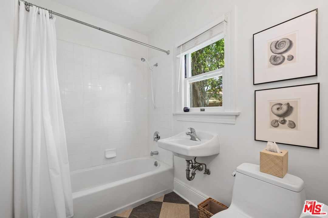 Los Angeles, California, 90004, United States, 5 Bedrooms Bedrooms, ,3 BathroomsBathrooms,Residential,For Sale,1940540