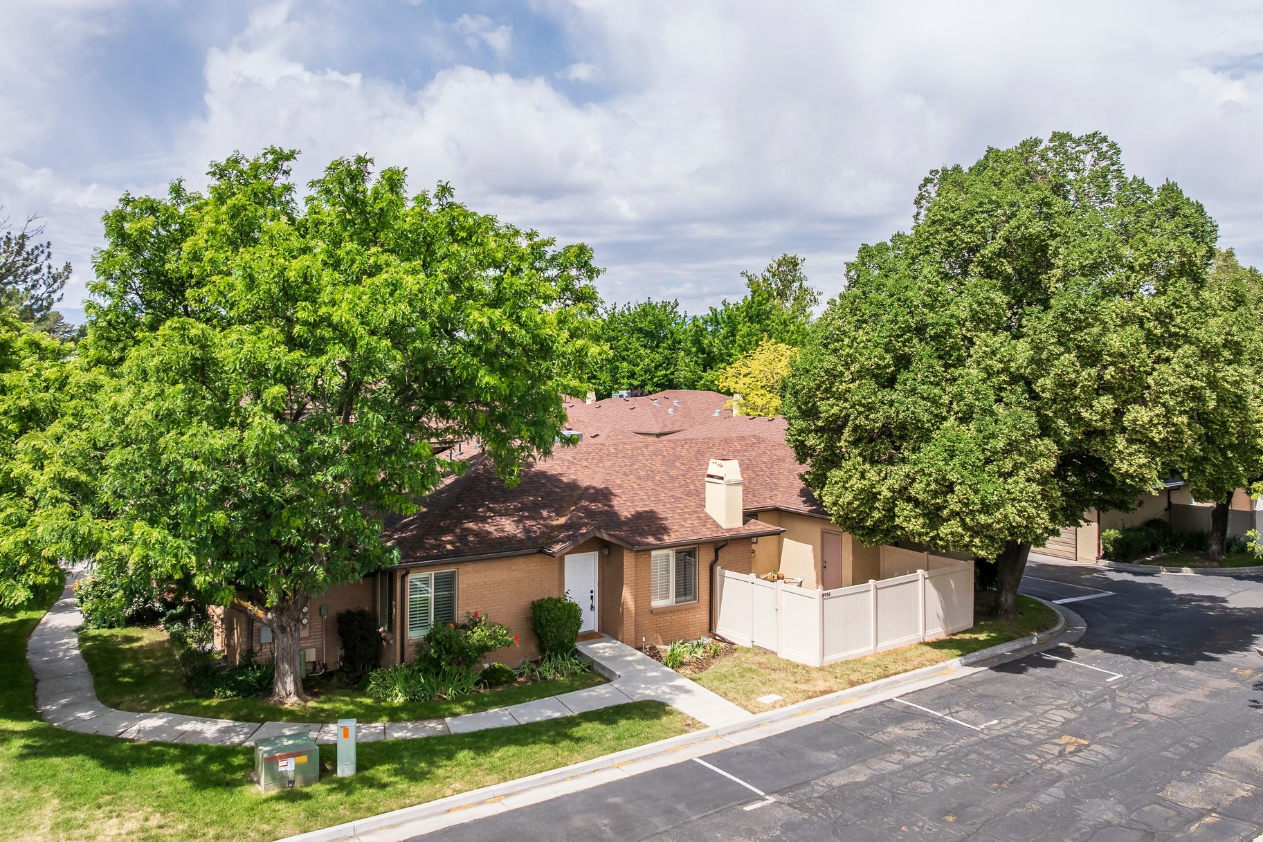  Rarely Available Harvest Lane Rambler Main-Level Living - 物件實景