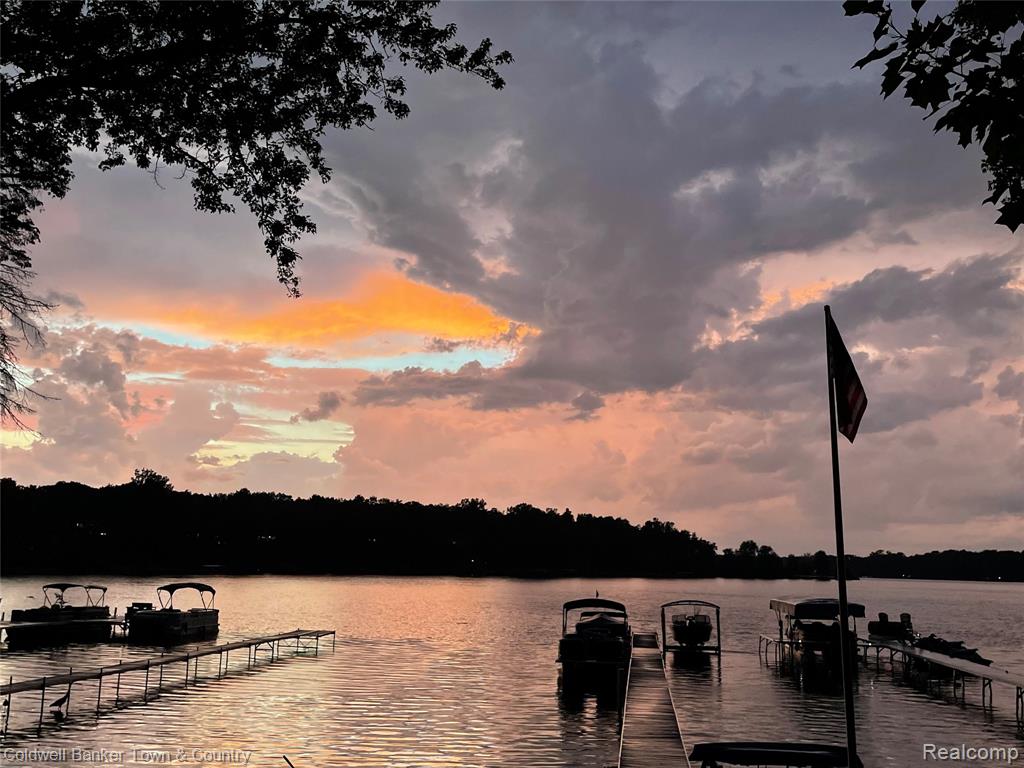 Whitmore Lake, Michigan, 48189, United States, 3 Bedrooms Bedrooms, ,2 BathroomsBathrooms,Residential,For Sale,1925473