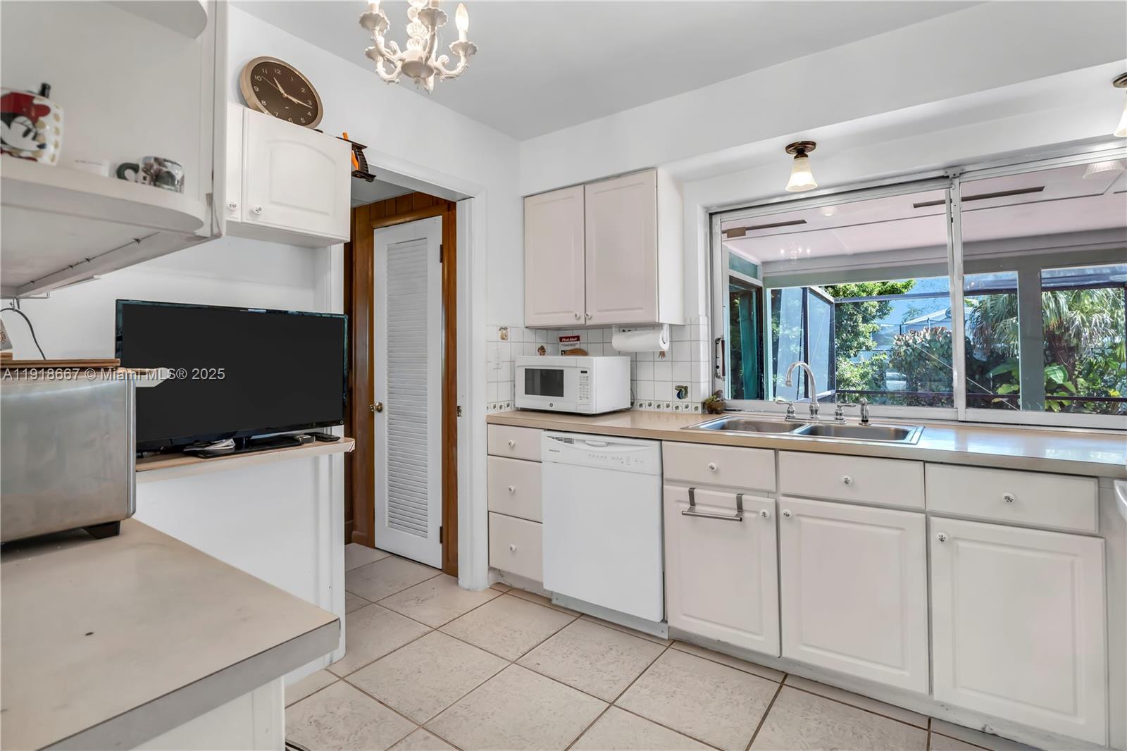 Miami, Florida, 33157, United States, 3 Bedrooms Bedrooms, ,2 BathroomsBathrooms,Residential,For Sale,1997339