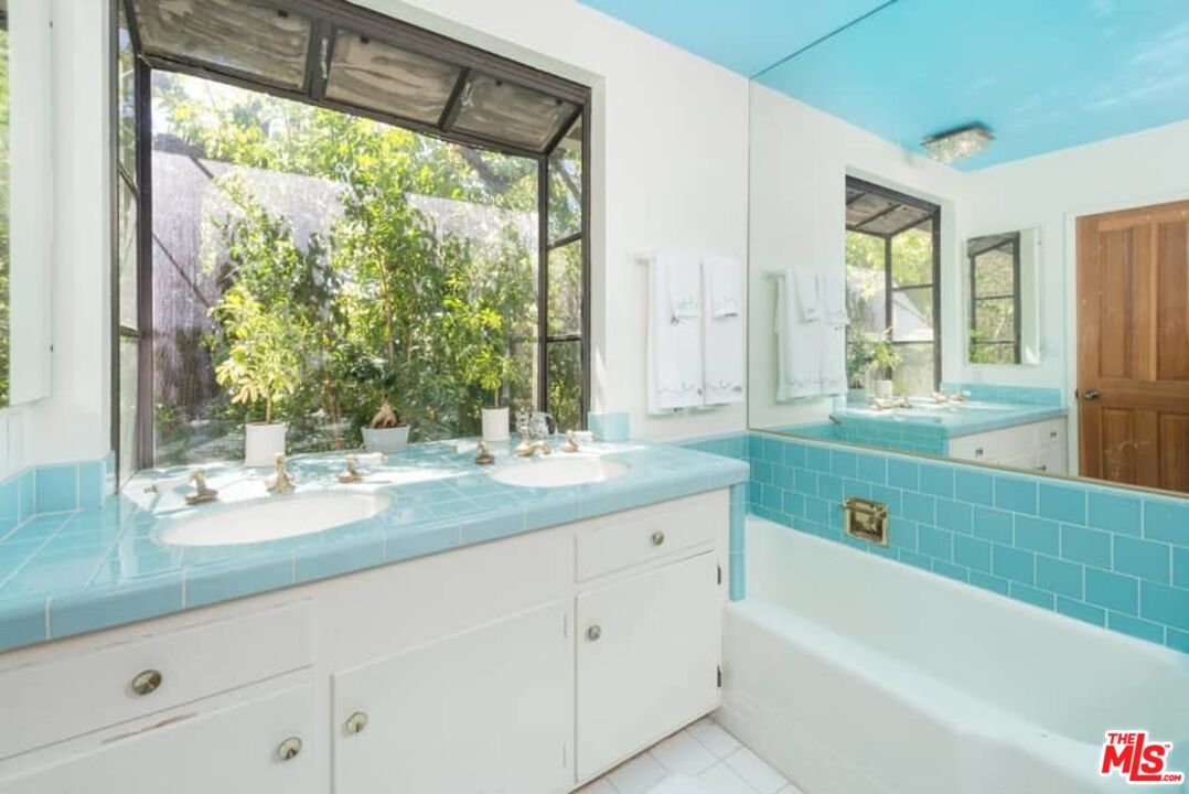 Los Angeles, California, 90049, United States, 3 Bedrooms Bedrooms, ,2 BathroomsBathrooms,Residential,For Sale,1913369