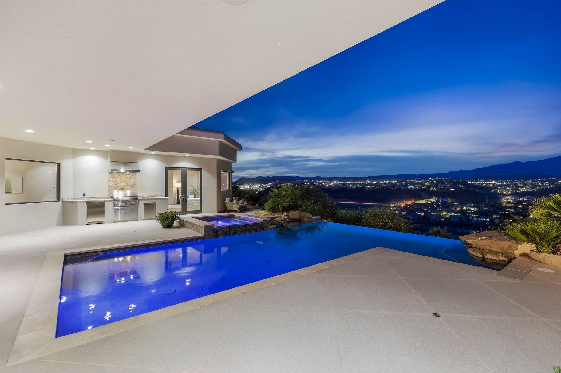  On The edge Of Stone Cliff With Sweeping Stunning City And Mountain Views - 物件實景