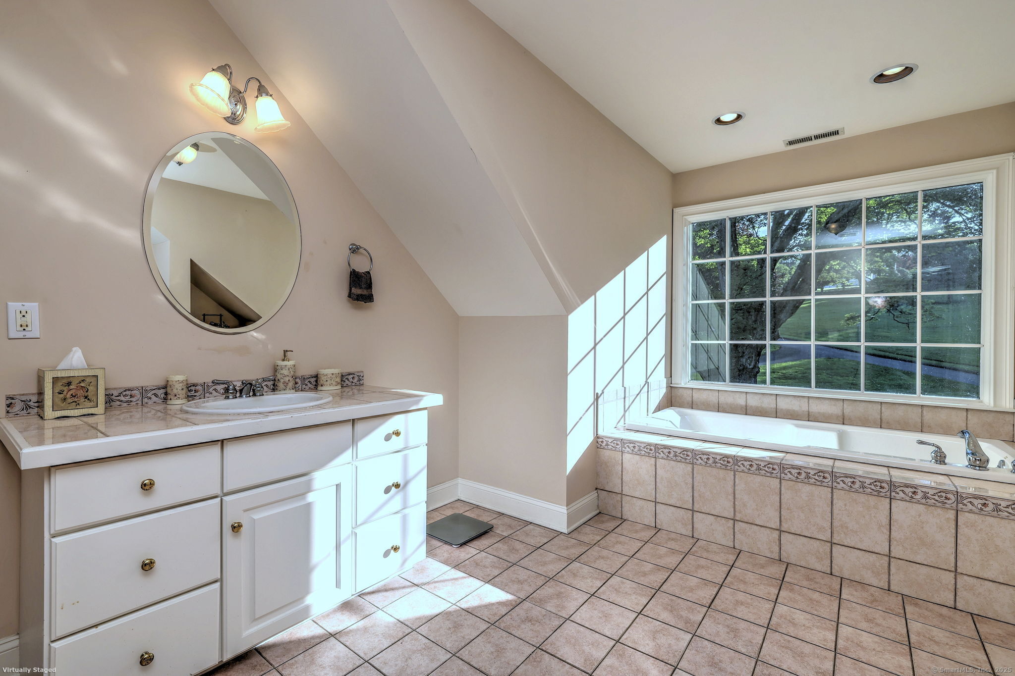 Redding, Connecticut, 06896, United States, 4 Bedrooms Bedrooms, ,5 BathroomsBathrooms,Residential,For Sale,1827564