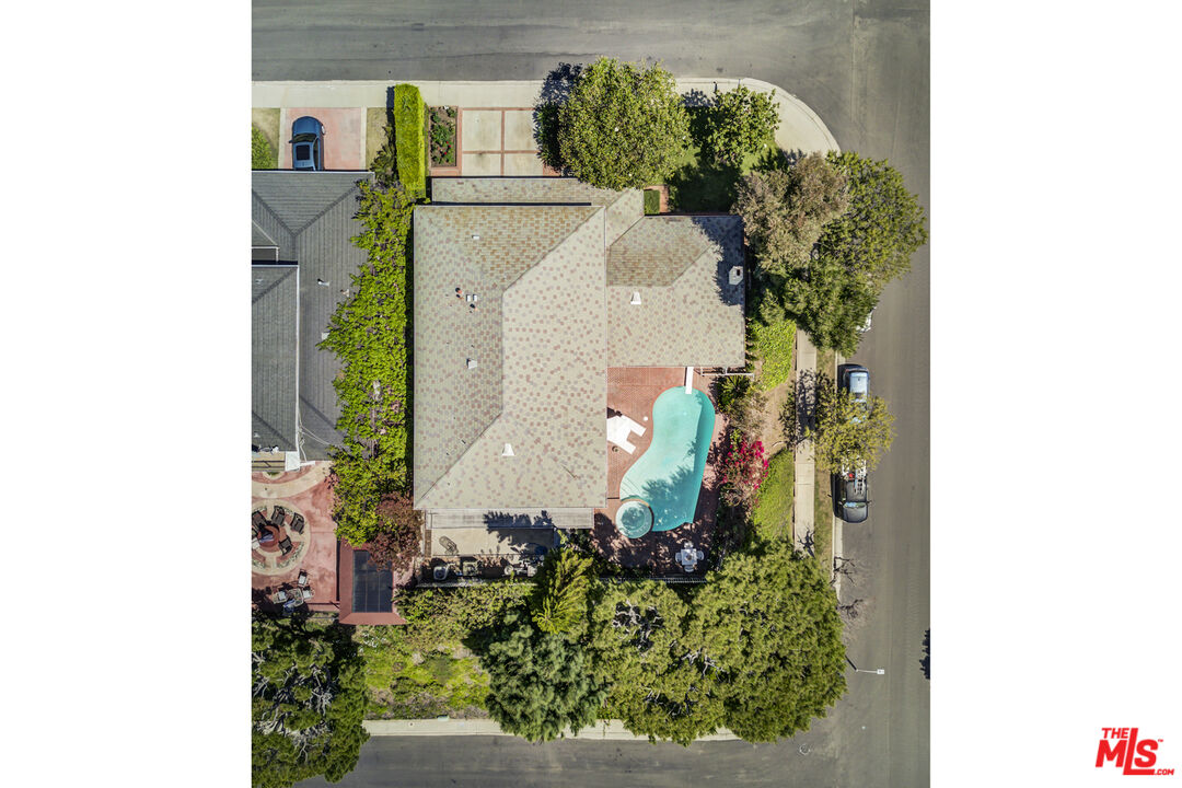 Los Angeles, California, 90027, United States, 4 Bedrooms Bedrooms, ,4 BathroomsBathrooms,Residential,For Sale,1918176