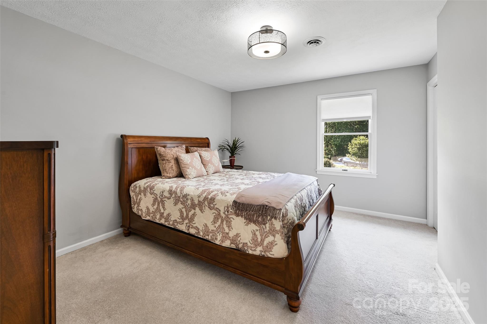 Hendersonville, North Carolina, 28739, United States, 5 Bedrooms Bedrooms, ,3 BathroomsBathrooms,Residential,For Sale,1903677