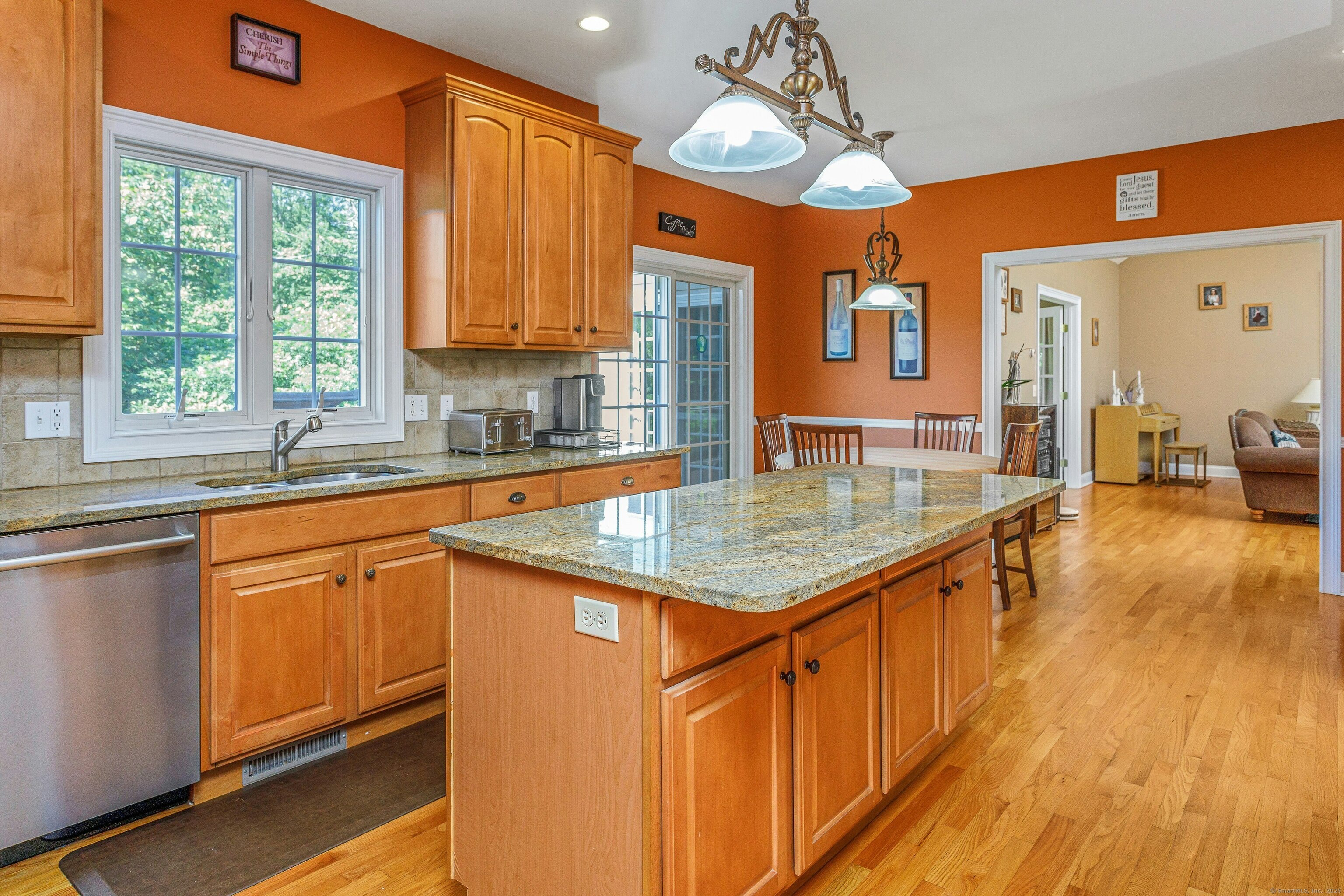 Shelton, Connecticut, 06484, United States, 3 Bedrooms Bedrooms, ,3 BathroomsBathrooms,Residential,For Sale,1875450