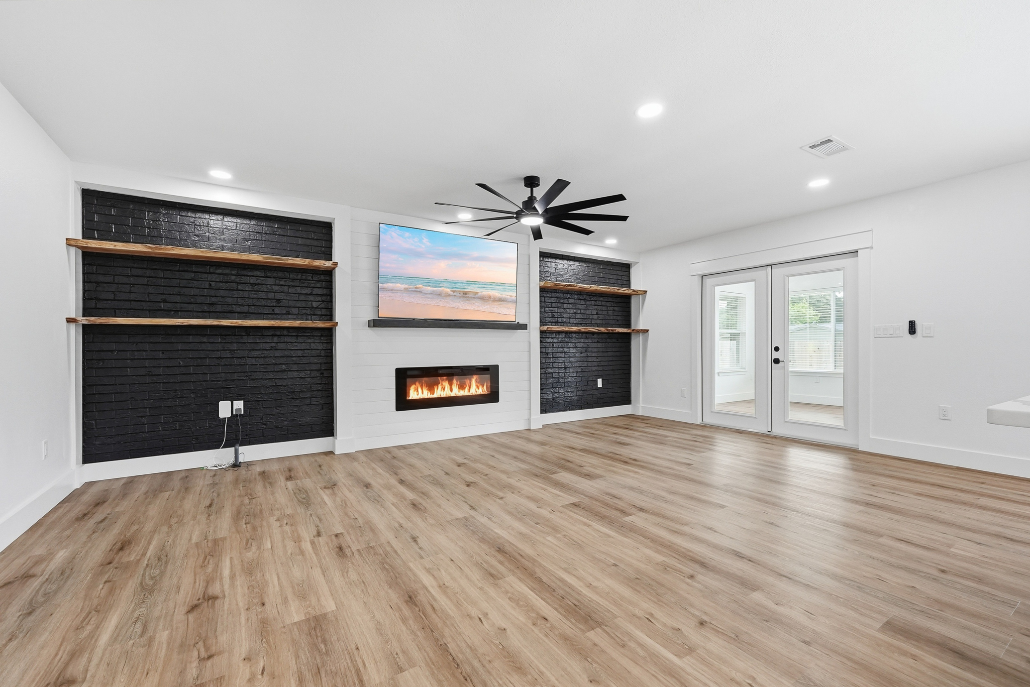  Move-In Ready Pool Home with Thoughtful Modern Updates - 物件實景